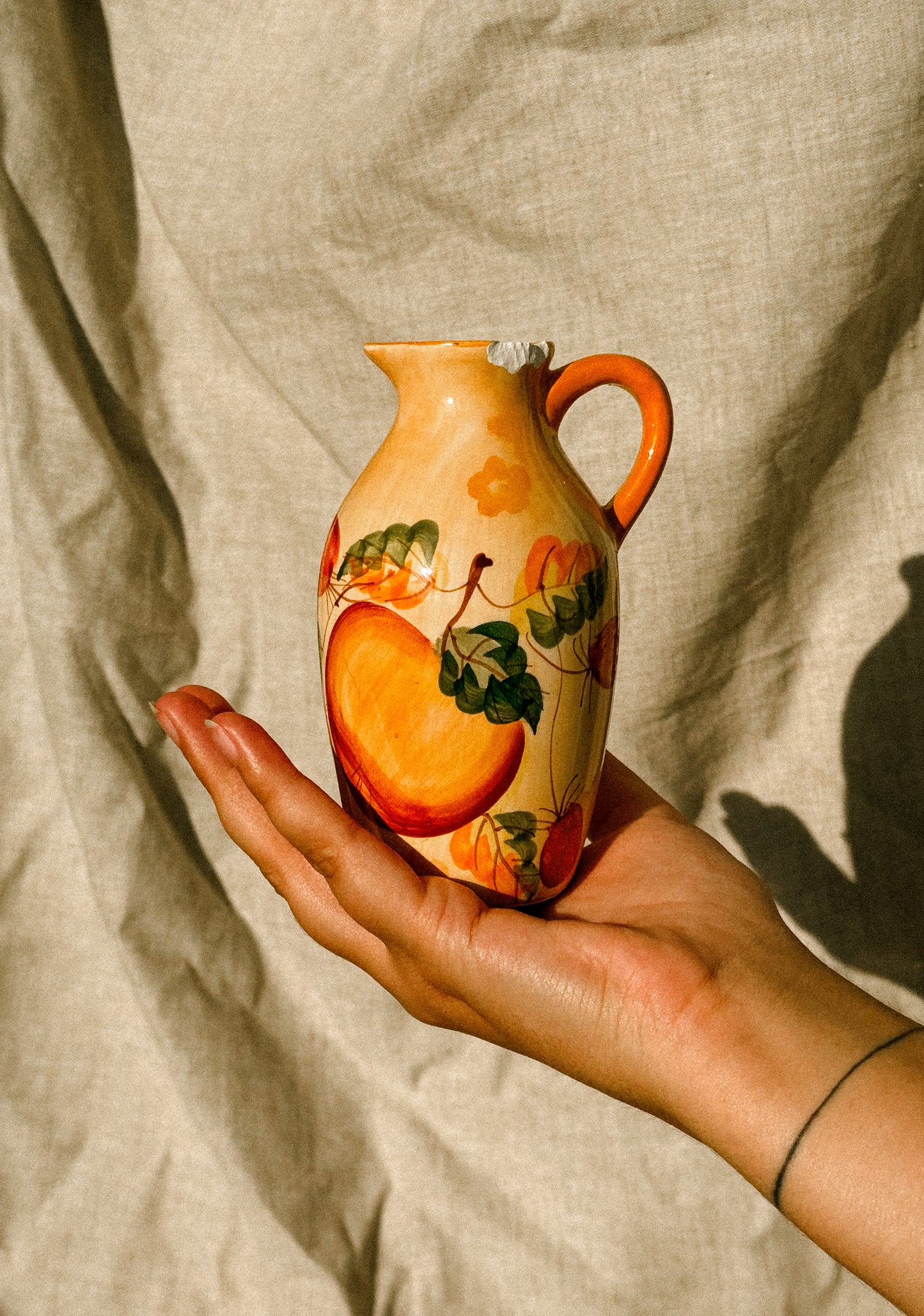 HN034 | Jarro com frutas pintadas à mão, anos 1960–70