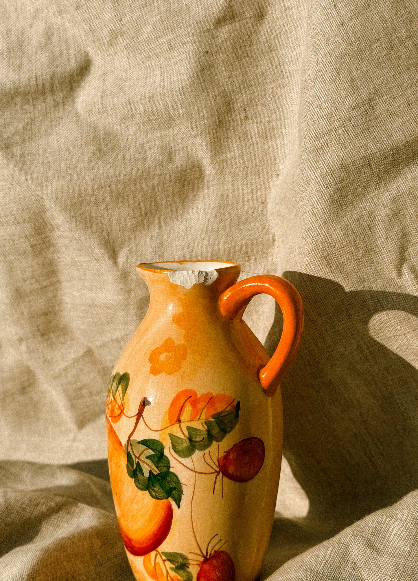 HN034 | Jarro com frutas pintadas à mão, anos 1960–70