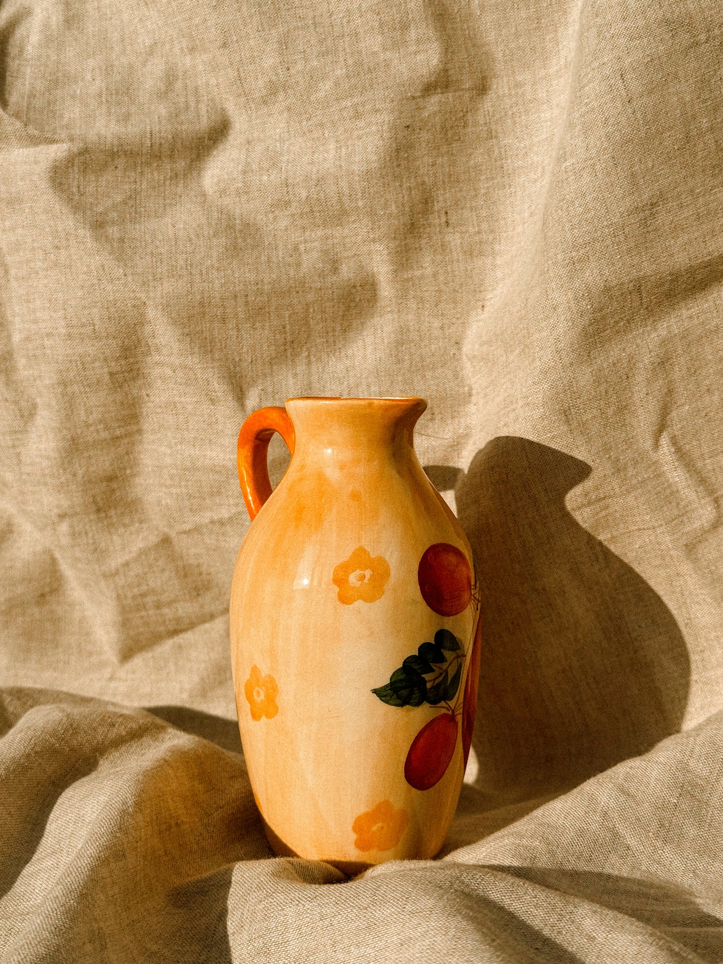 HN034 | Jarro com frutas pintadas à mão, anos 1960–70