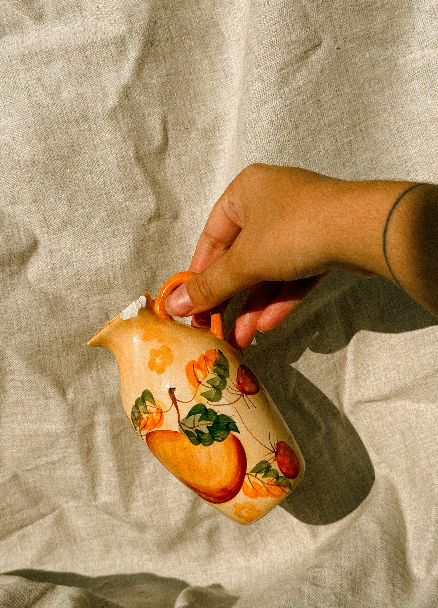HN034 | Jarro com frutas pintadas à mão, anos 1960–70