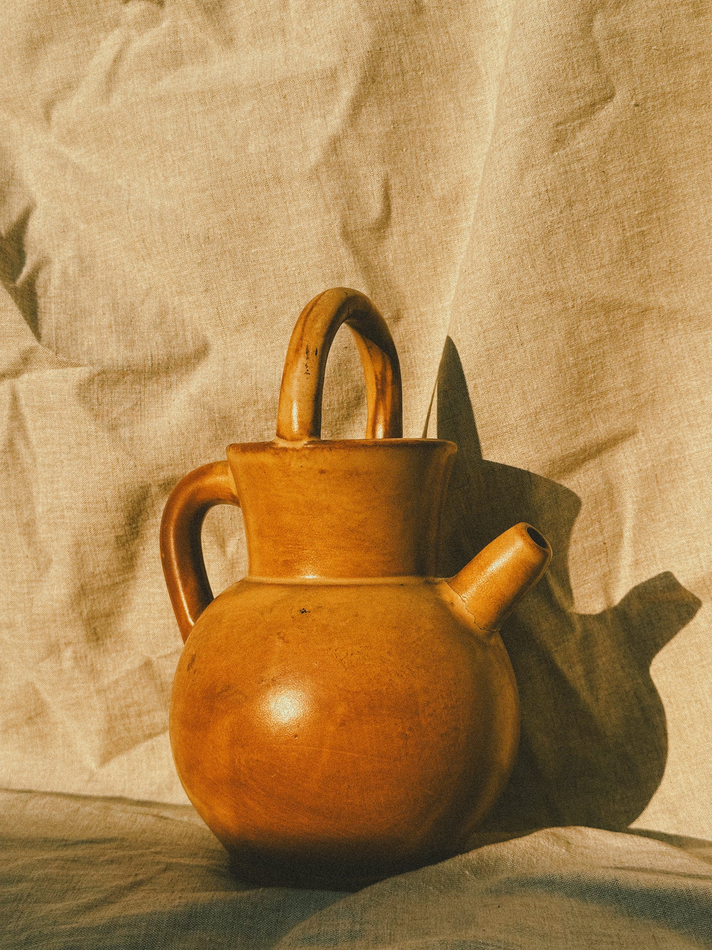 HN028 | Bilha de barro vidrado tom mel, 1940