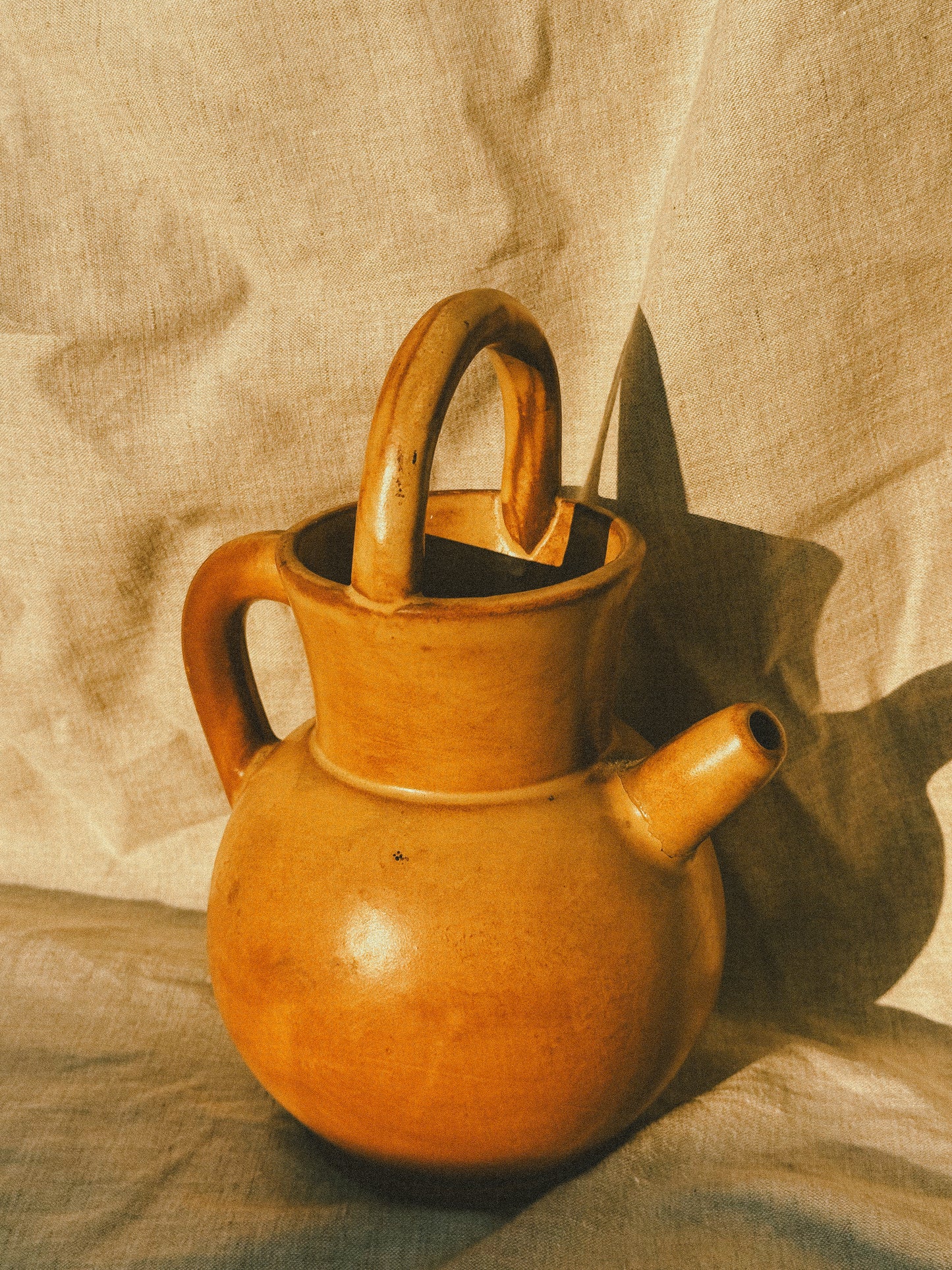 HN028 | Bilha de barro vidrado tom mel, 1940
