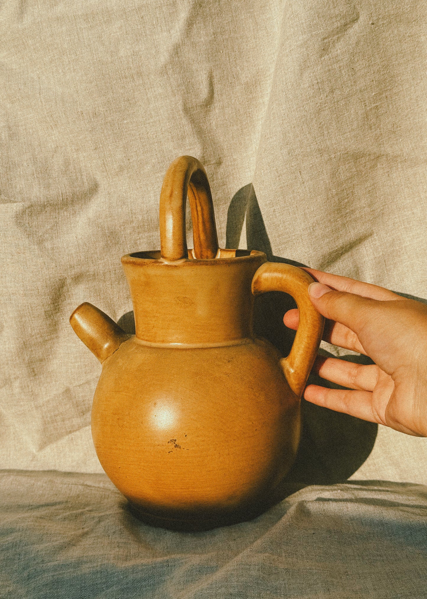 HN028 | Bilha de barro vidrado tom mel, 1940