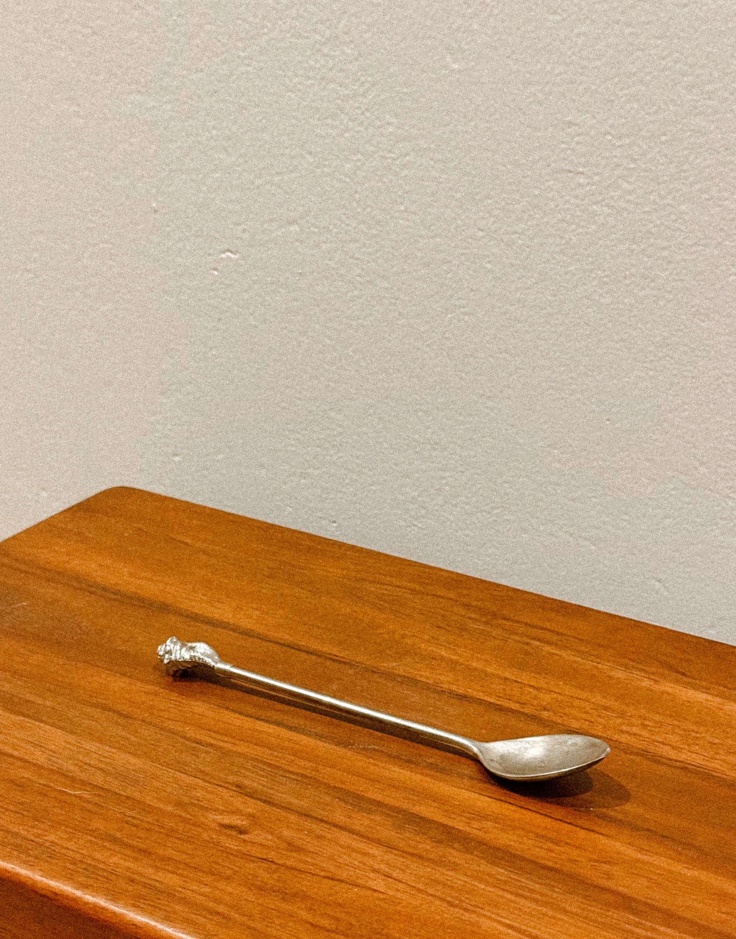 Colher decorativa com concha esculpida, c. 1950