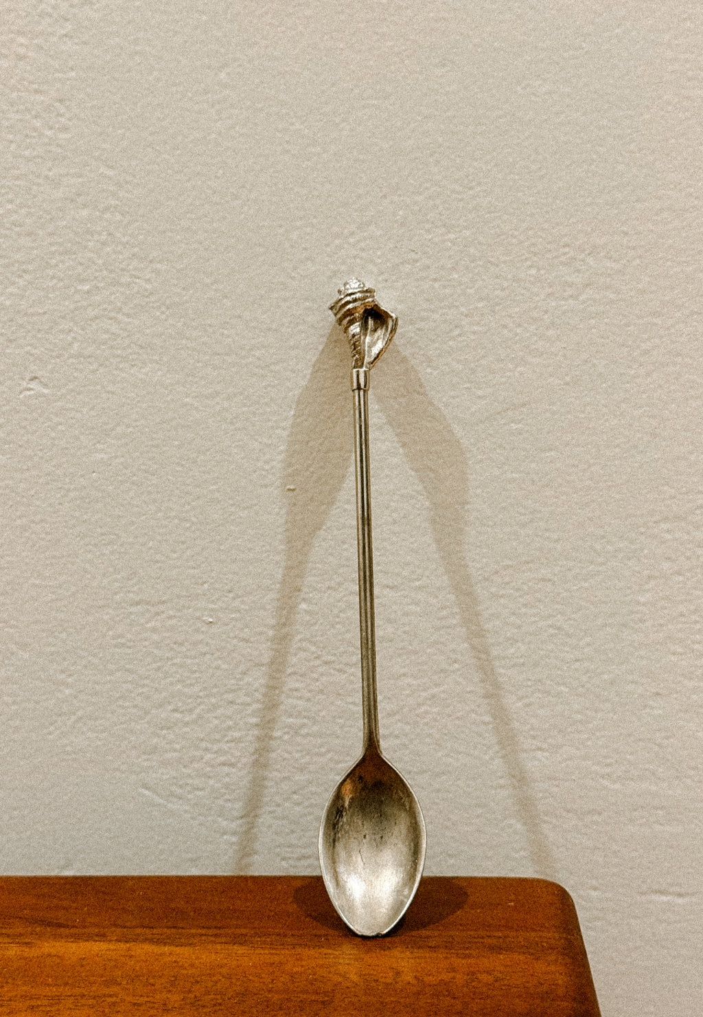 Colher decorativa com concha esculpida, c. 1950