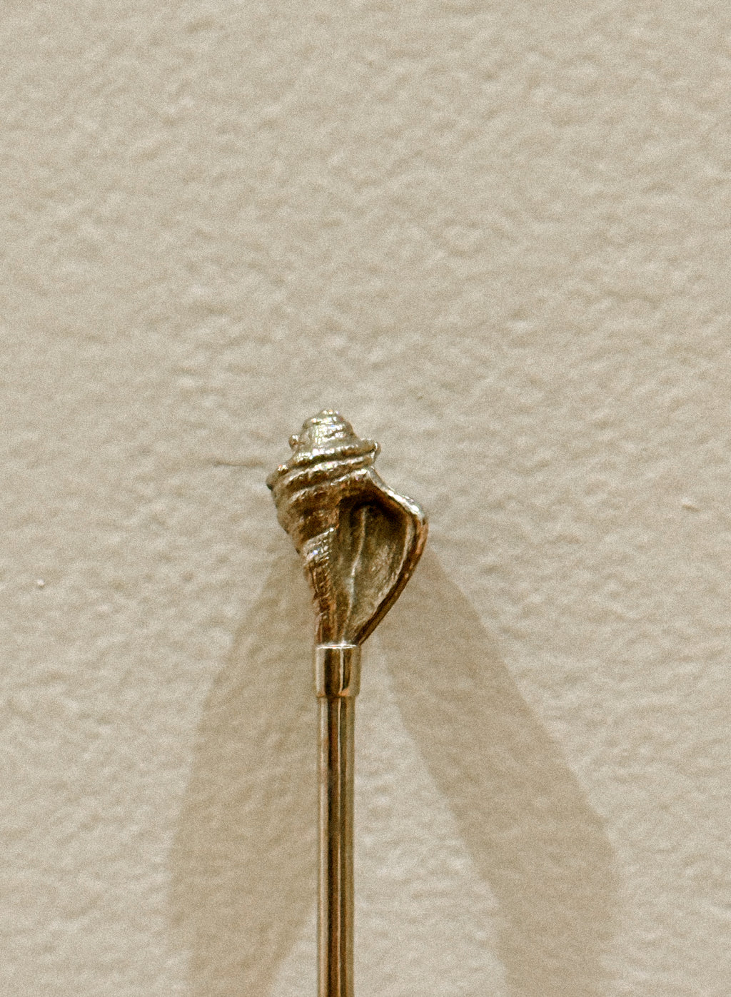 Colher decorativa com concha esculpida, c. 1950