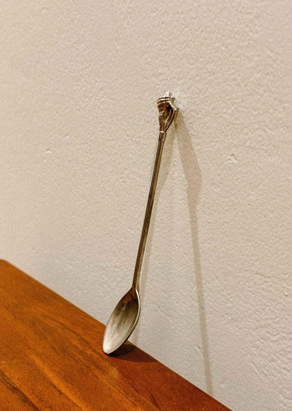 Colher decorativa com concha esculpida, c. 1950