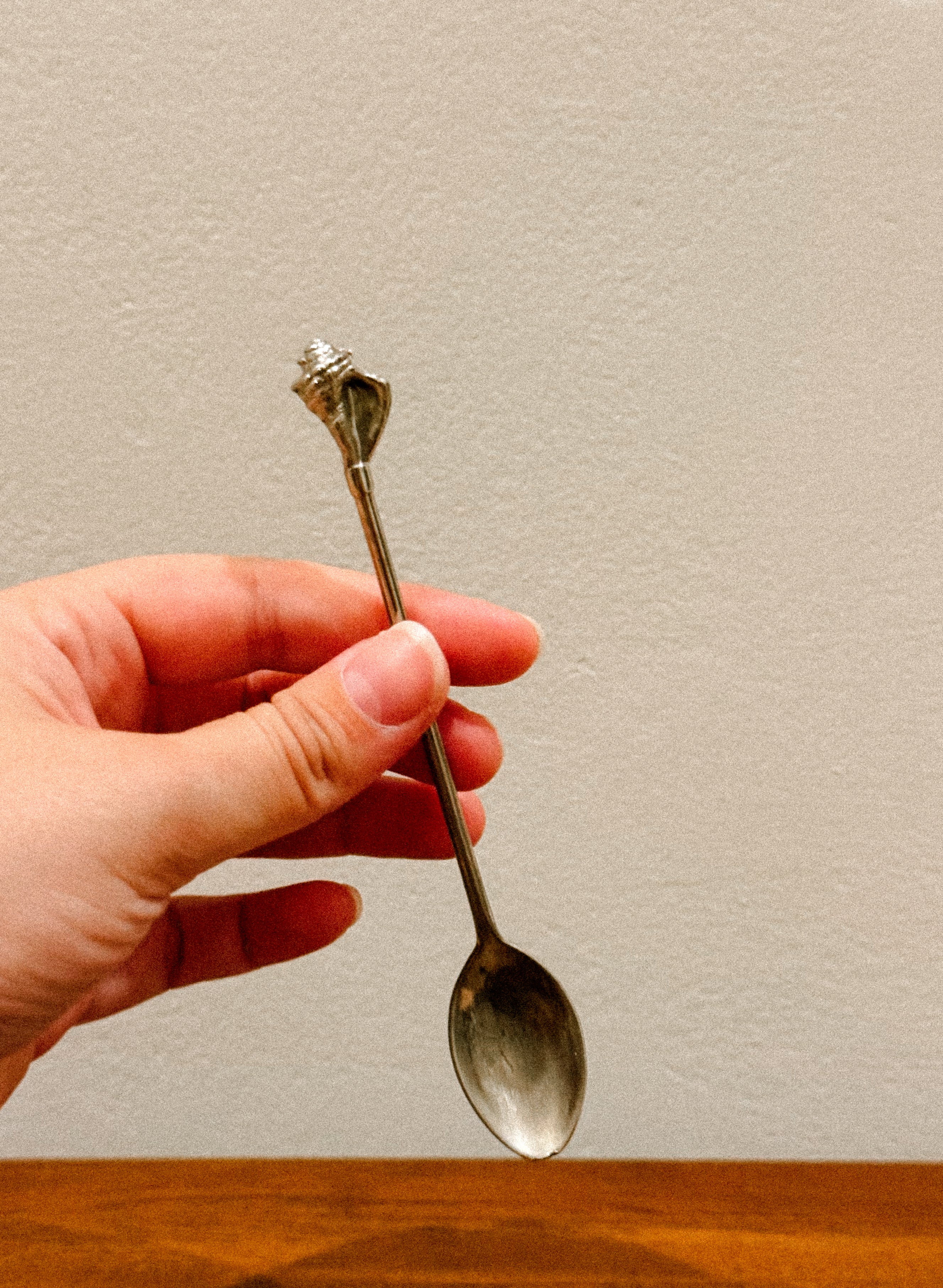 Colher decorativa com concha esculpida, c. 1950