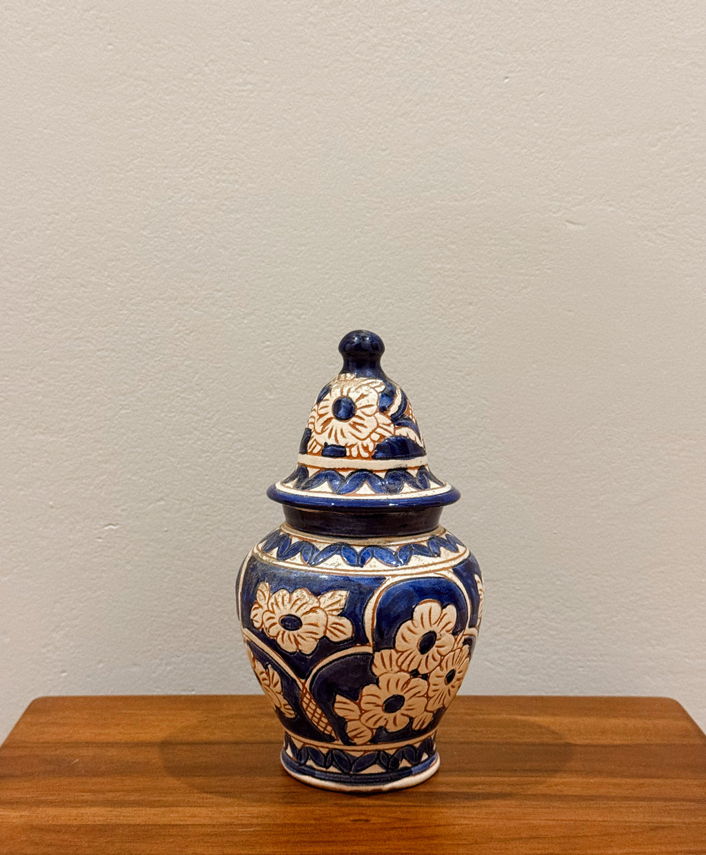 Pote com tampa em barro pintado à mão, Olaria do Redondo — Alentejo, c. 1960-70