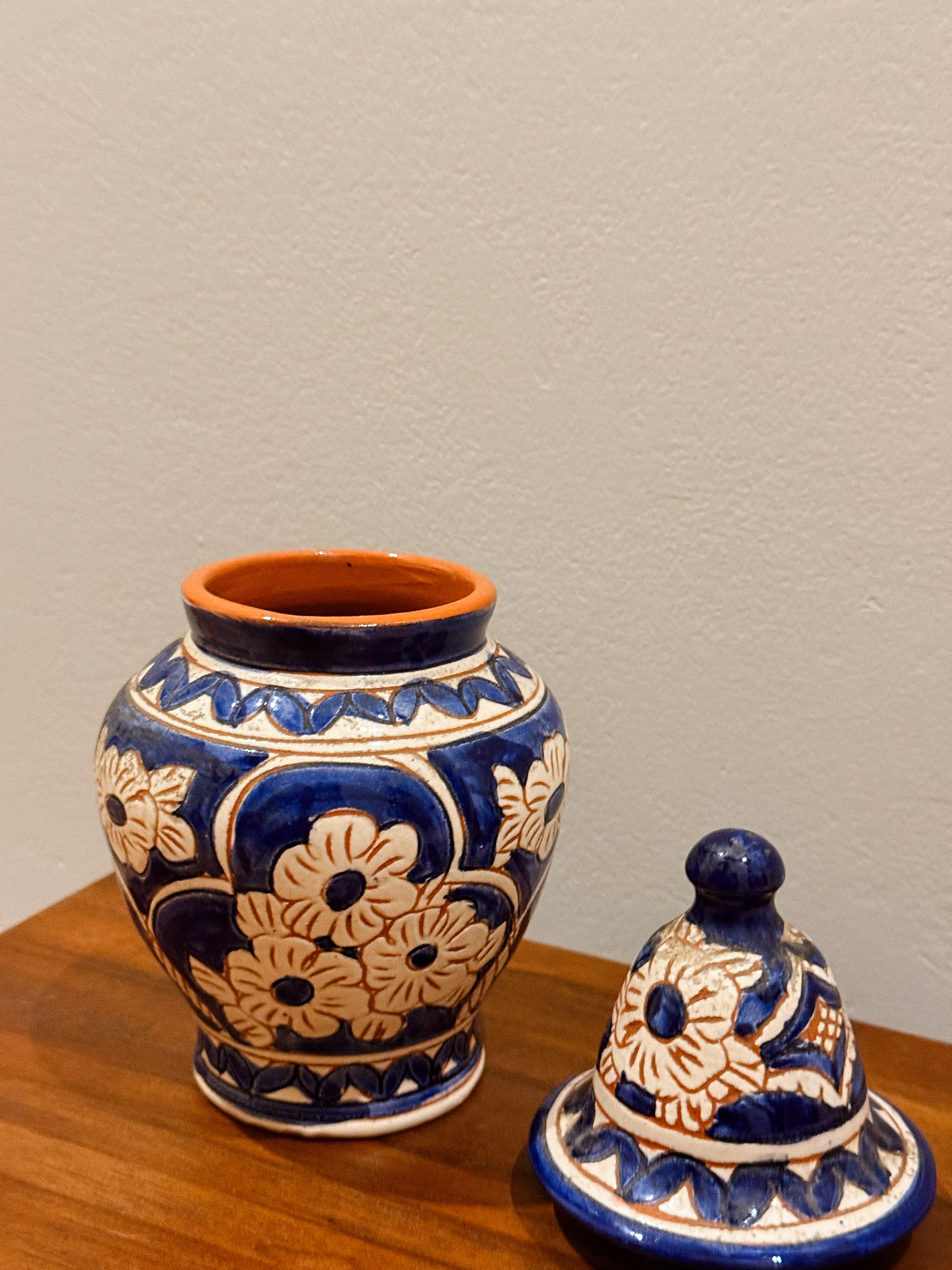 Pote com tampa em barro pintado à mão, Olaria do Redondo — Alentejo, c. 1960-70