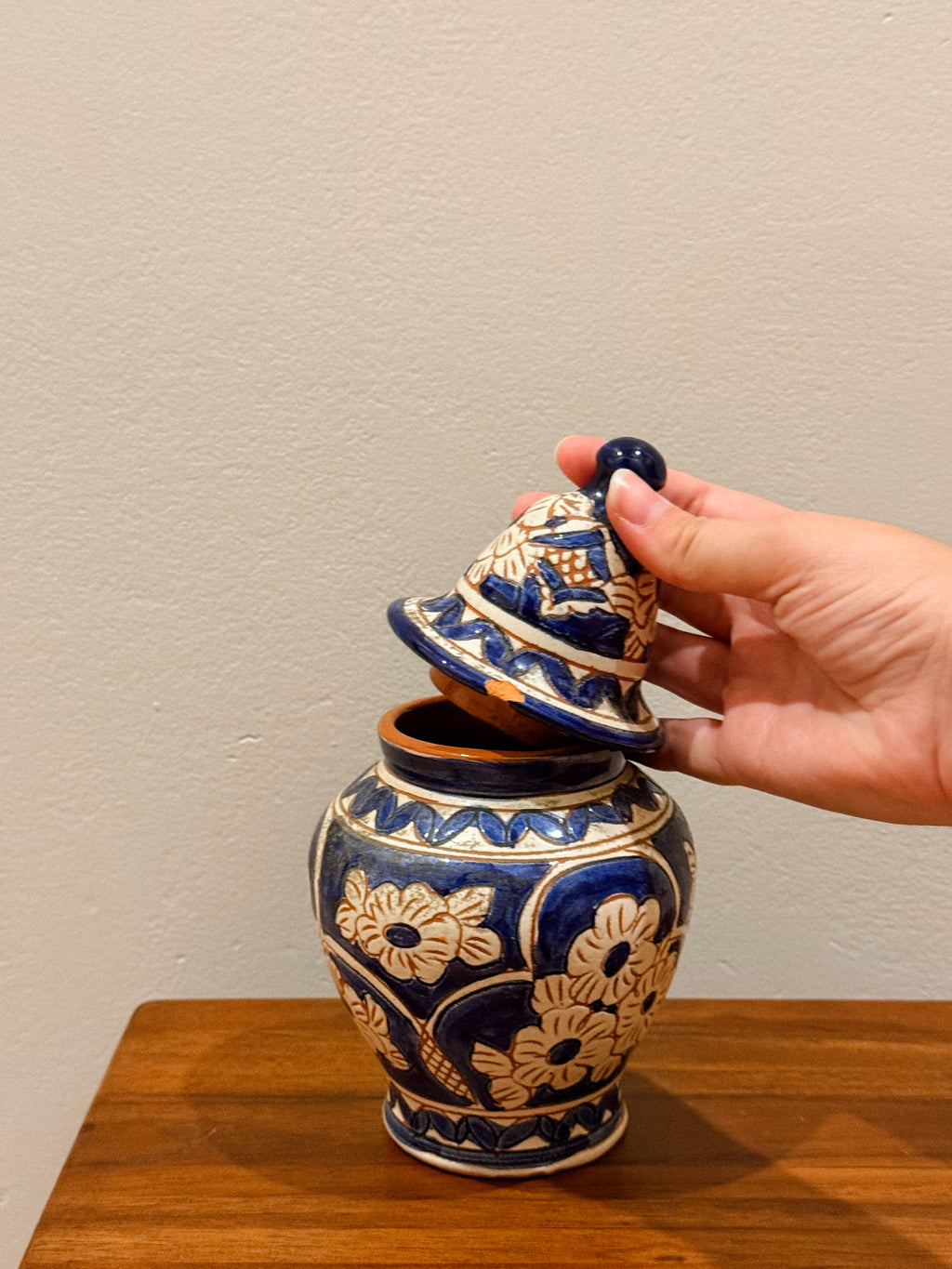 Pote com tampa em barro pintado à mão, Olaria do Redondo — Alentejo, c. 1960-70