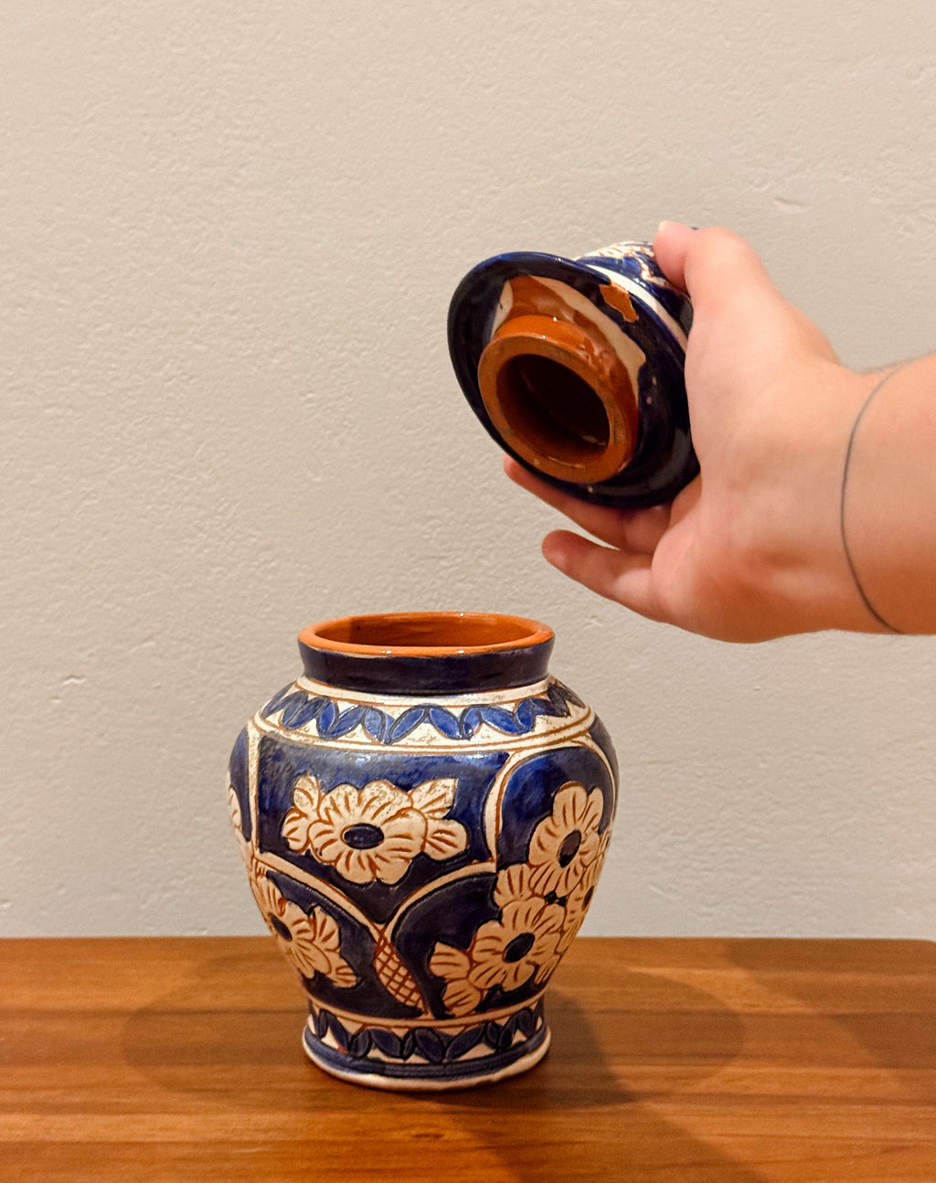 Pote com tampa em barro pintado à mão, Olaria do Redondo — Alentejo, c. 1960-70