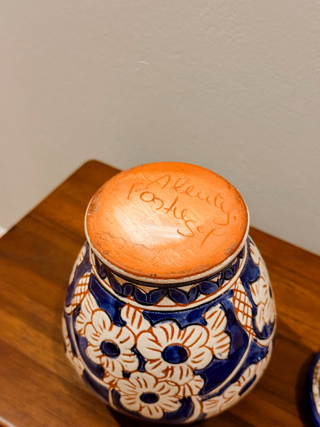 Pote com tampa em barro pintado à mão, Olaria do Redondo — Alentejo, c. 1960-70