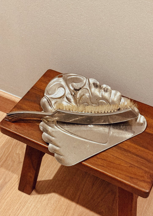 Apanha-migalhas com acabamento prateado, década de 1950