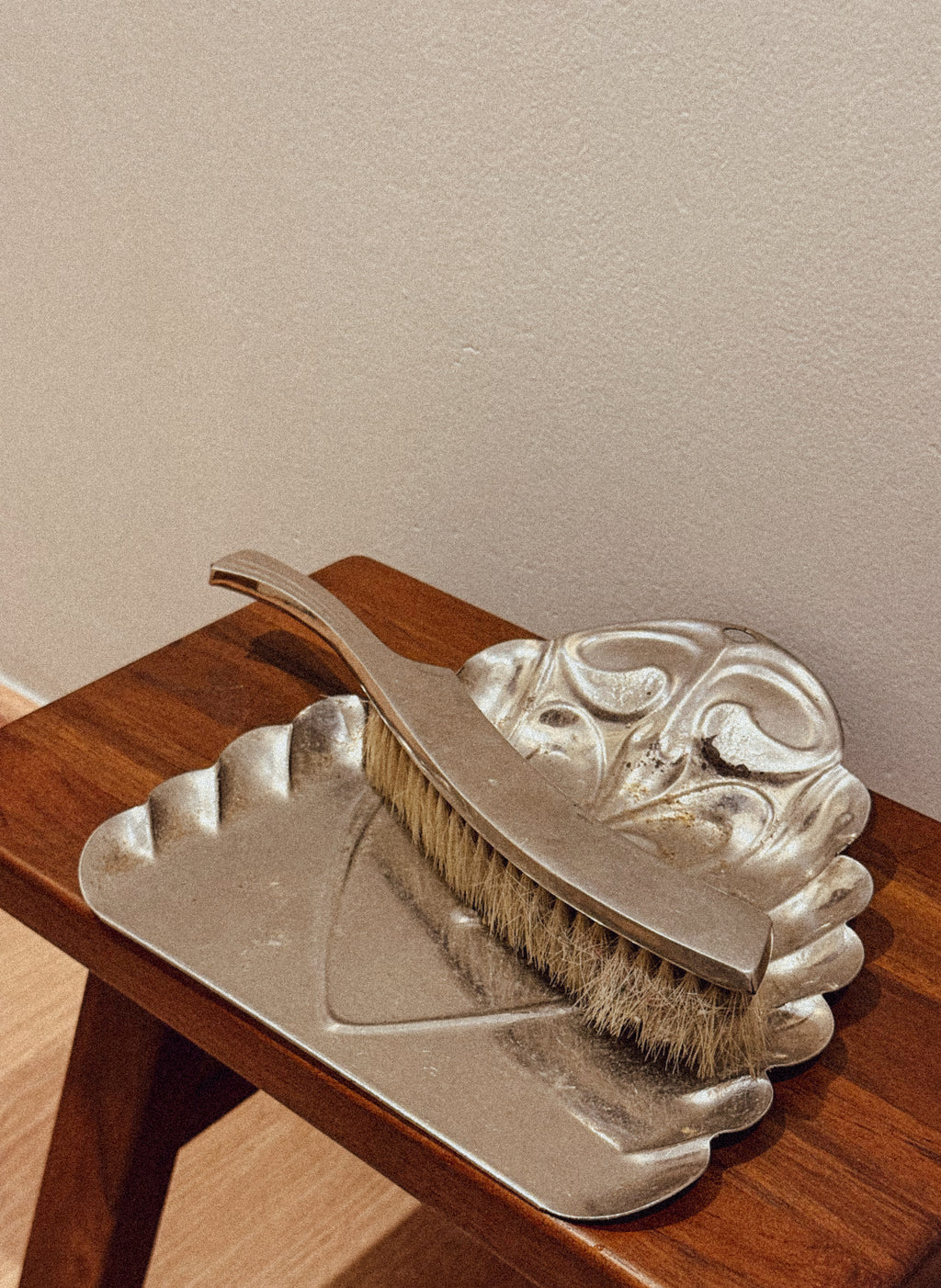 Apanha-migalhas com acabamento prateado, década de 1950