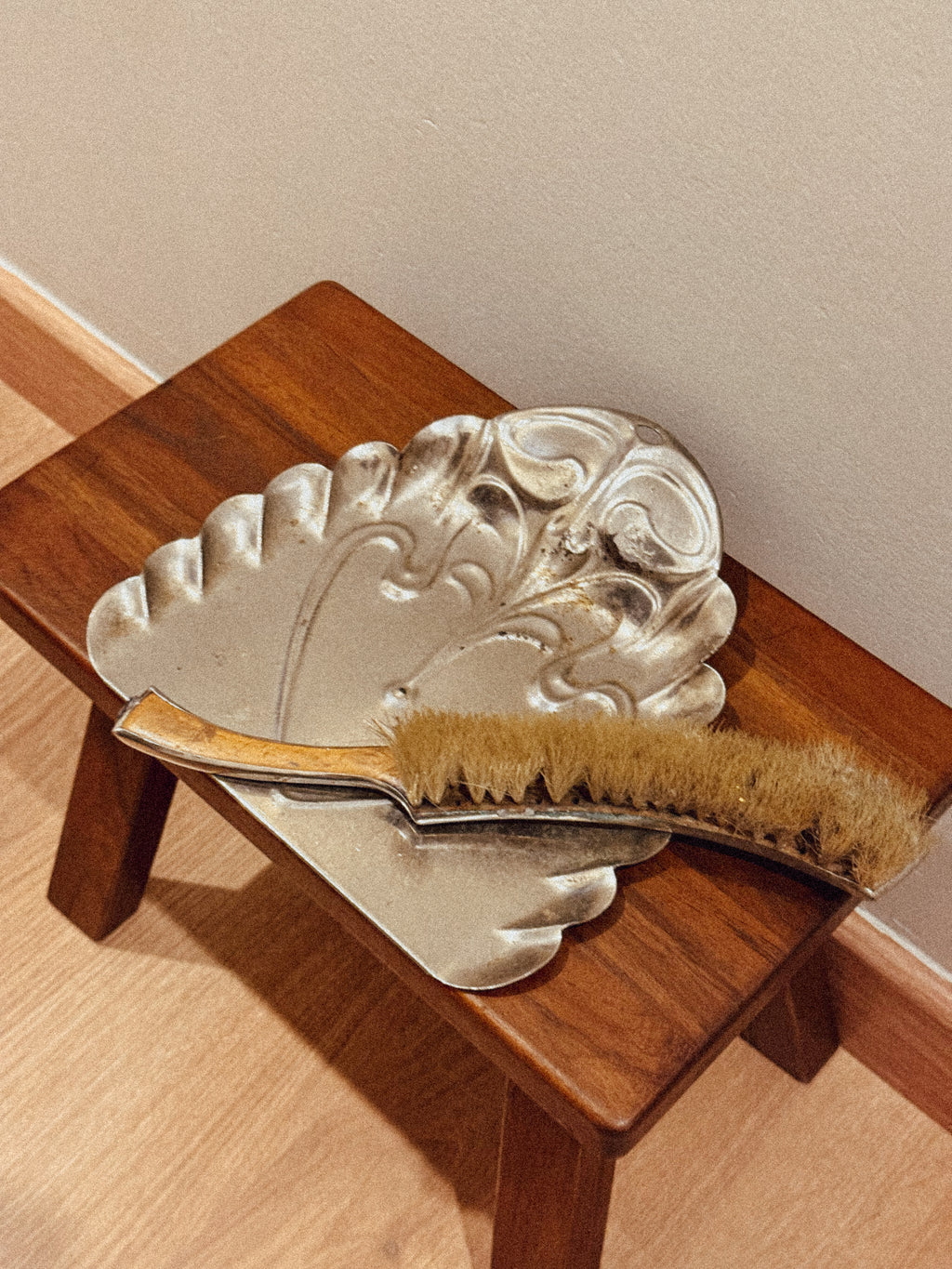 Apanha-migalhas com acabamento prateado, década de 1950