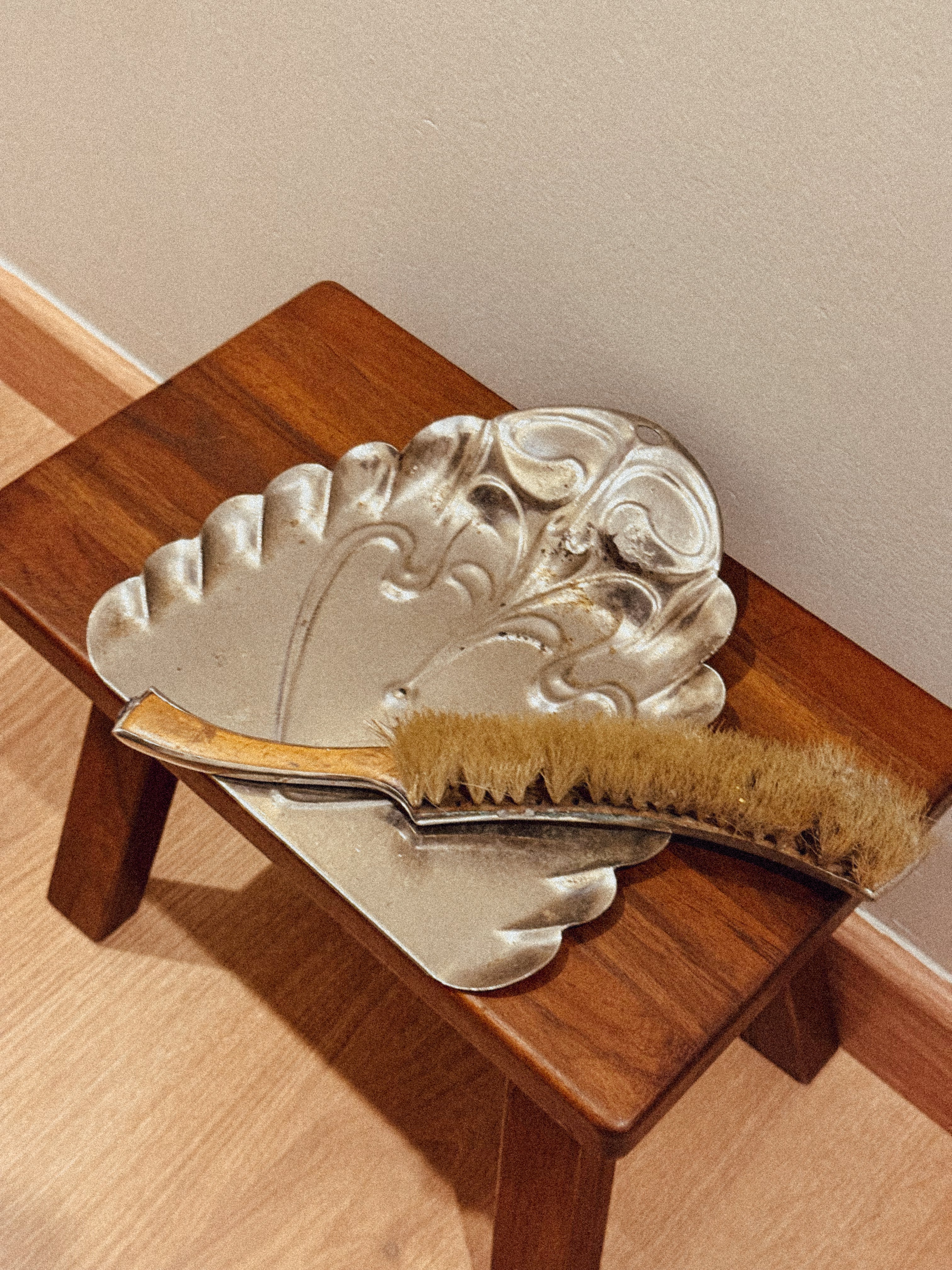 Apanha-migalhas com acabamento prateado, década de 1950