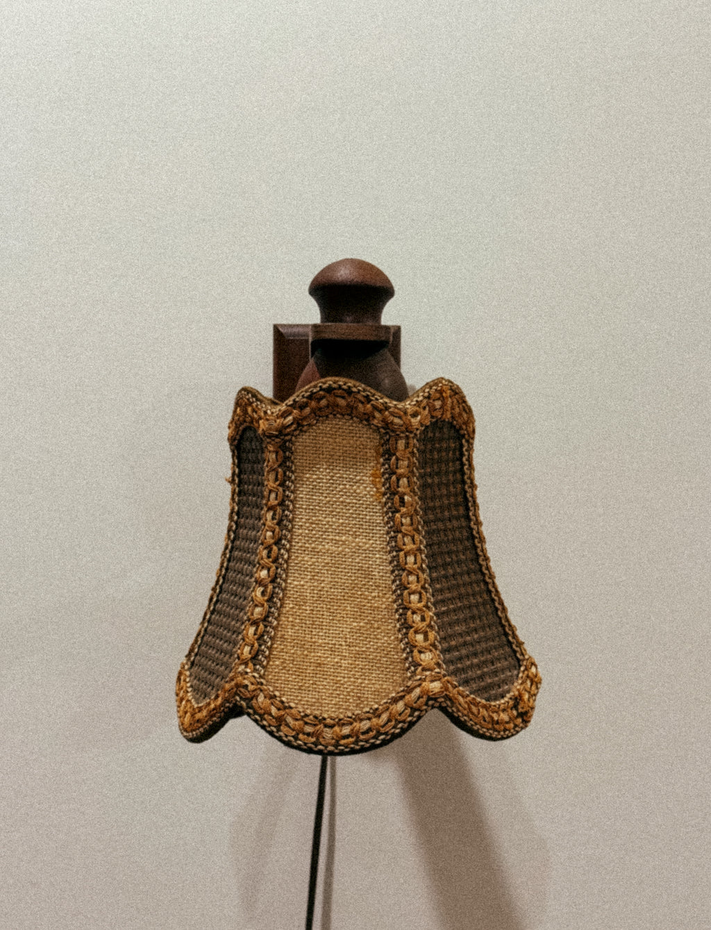 Aplique de parede em madeira e palhinha entrançada, c. 1970 — Produção europeia