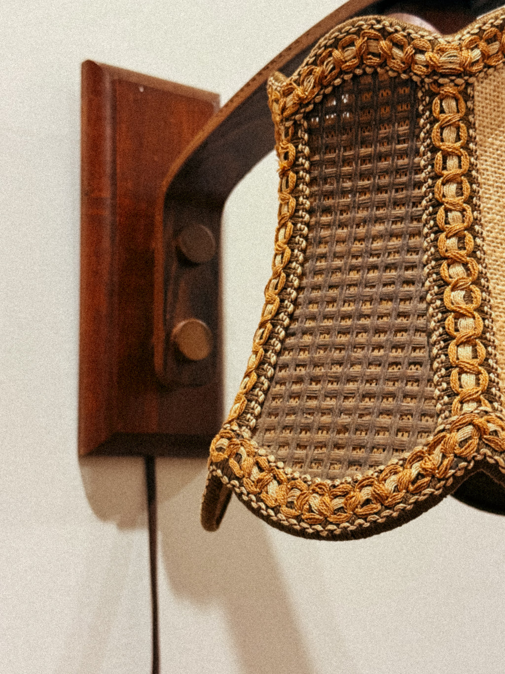 Aplique de parede em madeira e palhinha entrançada, c. 1970 — Produção europeia