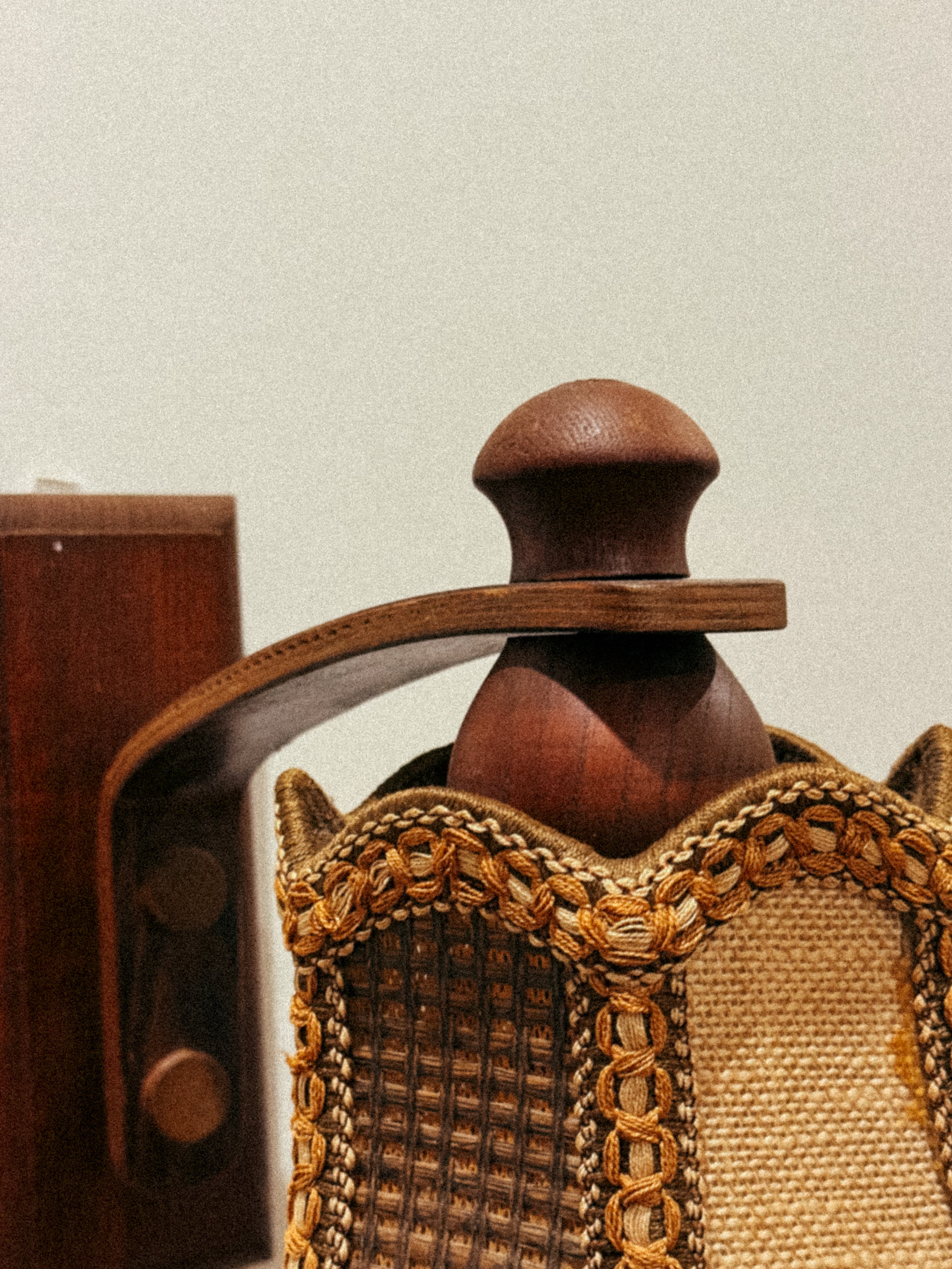 Aplique de parede em madeira e palhinha entrançada, c. 1970 — Produção europeia