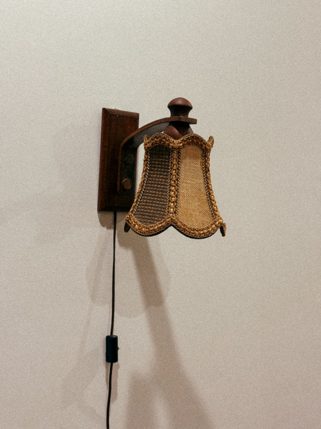 Aplique de parede em madeira e palhinha entrançada, c. 1970 — Produção europeia