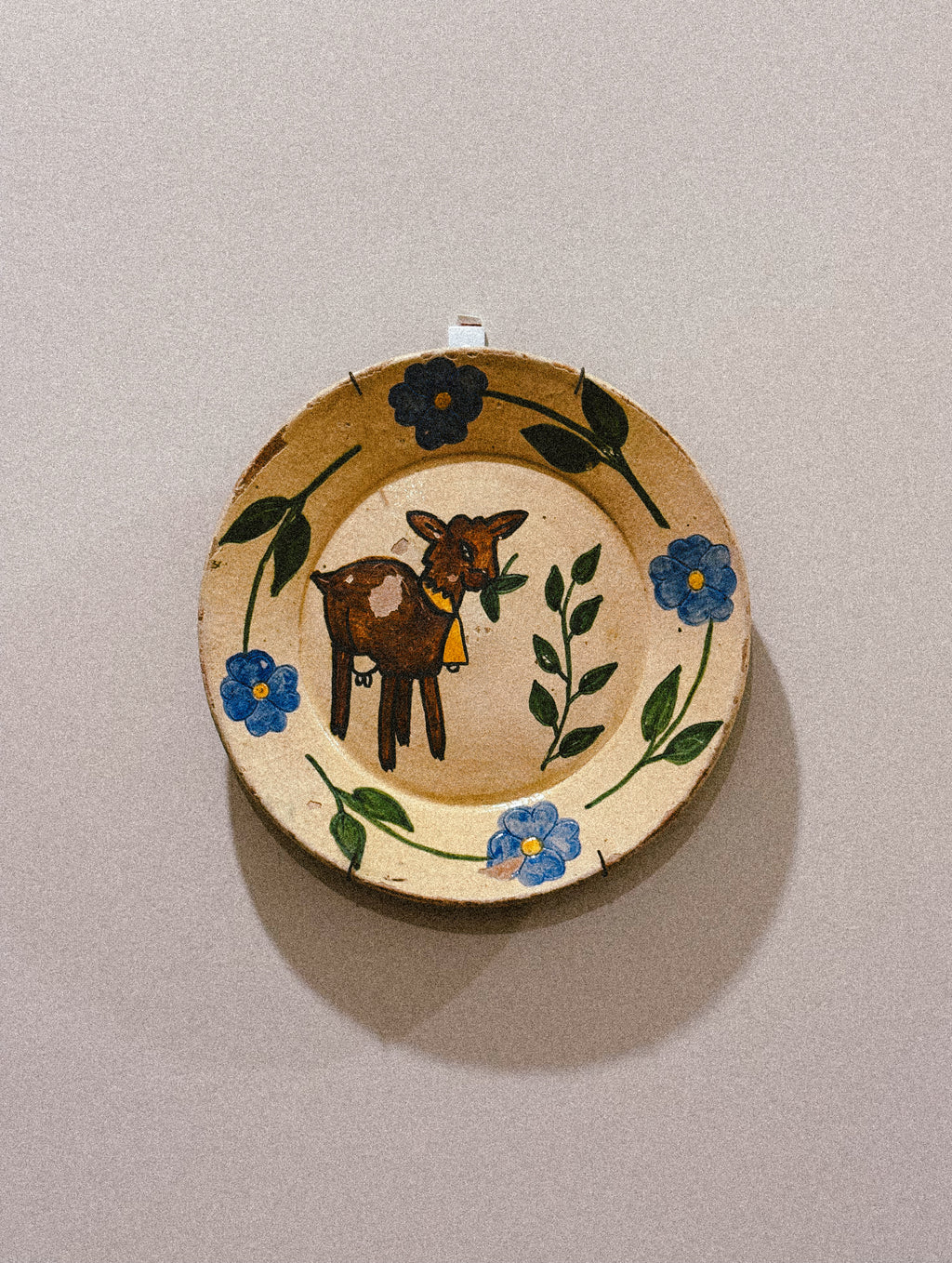 Prato decorativo em barro pintado à mão com veado e flores azuis, Alentejo, c. 1950