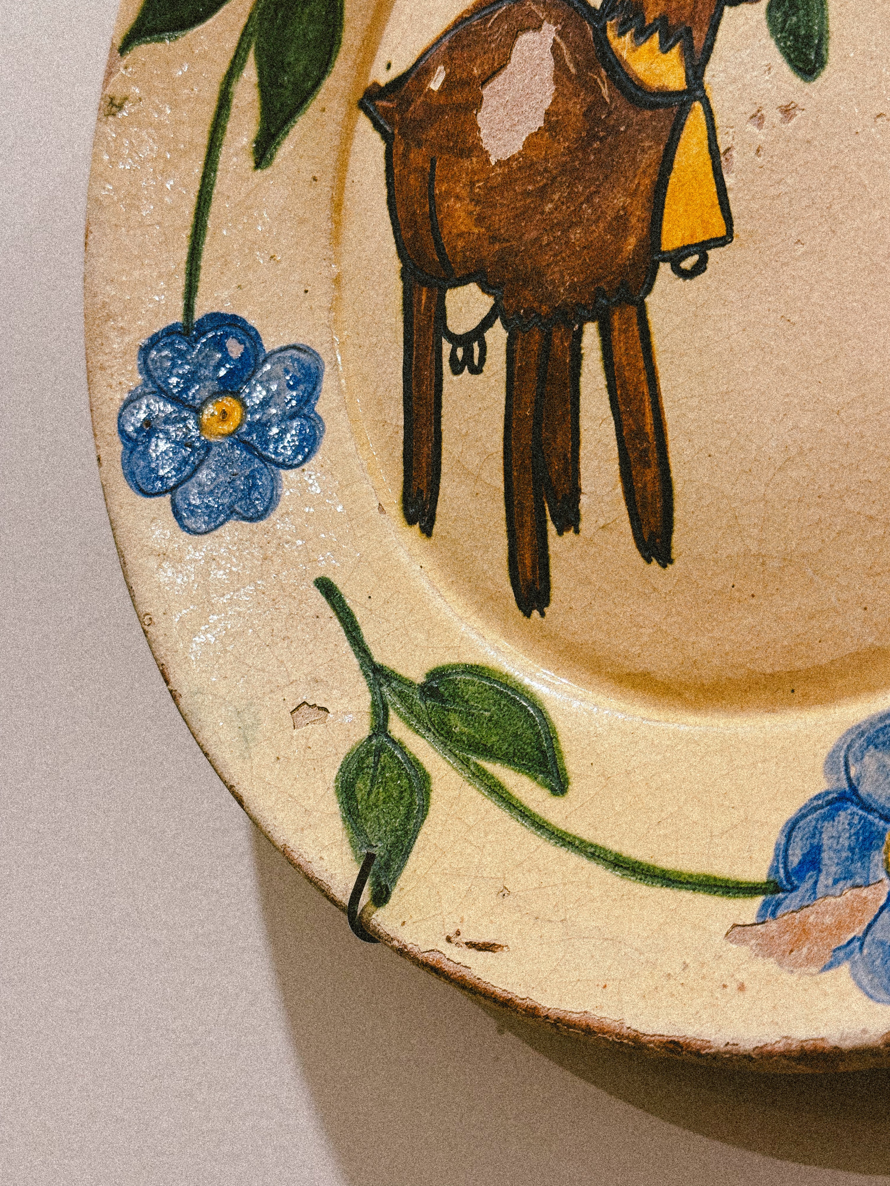 Prato decorativo em barro pintado à mão com veado e flores azuis, Alentejo, c. 1950