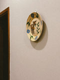 Prato decorativo em barro pintado à mão com veado e flores azuis, Alentejo, c. 1950
