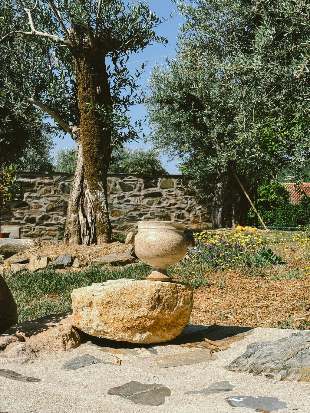 HN017 | Standing bowl with handles, in enameled stoneware