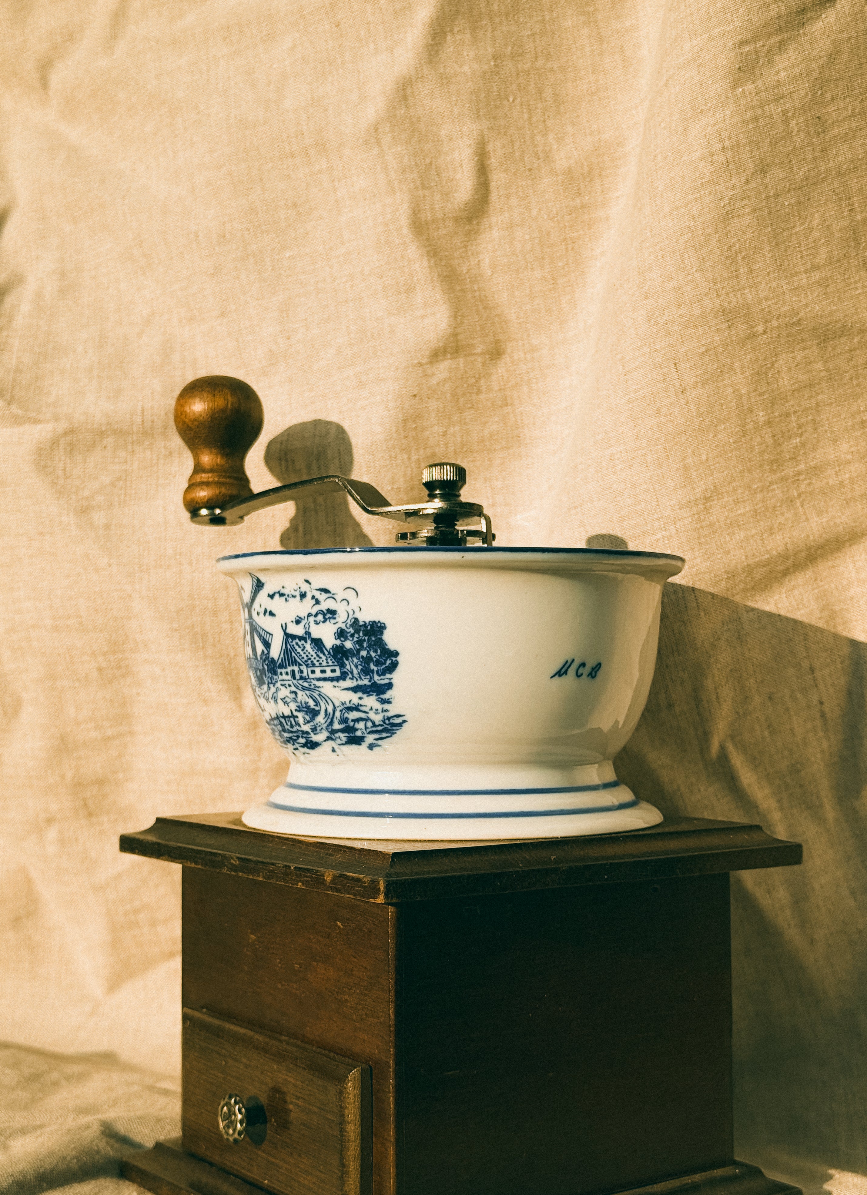 HN020 | Vintage coffee grinder, Delft style (Netherlands)