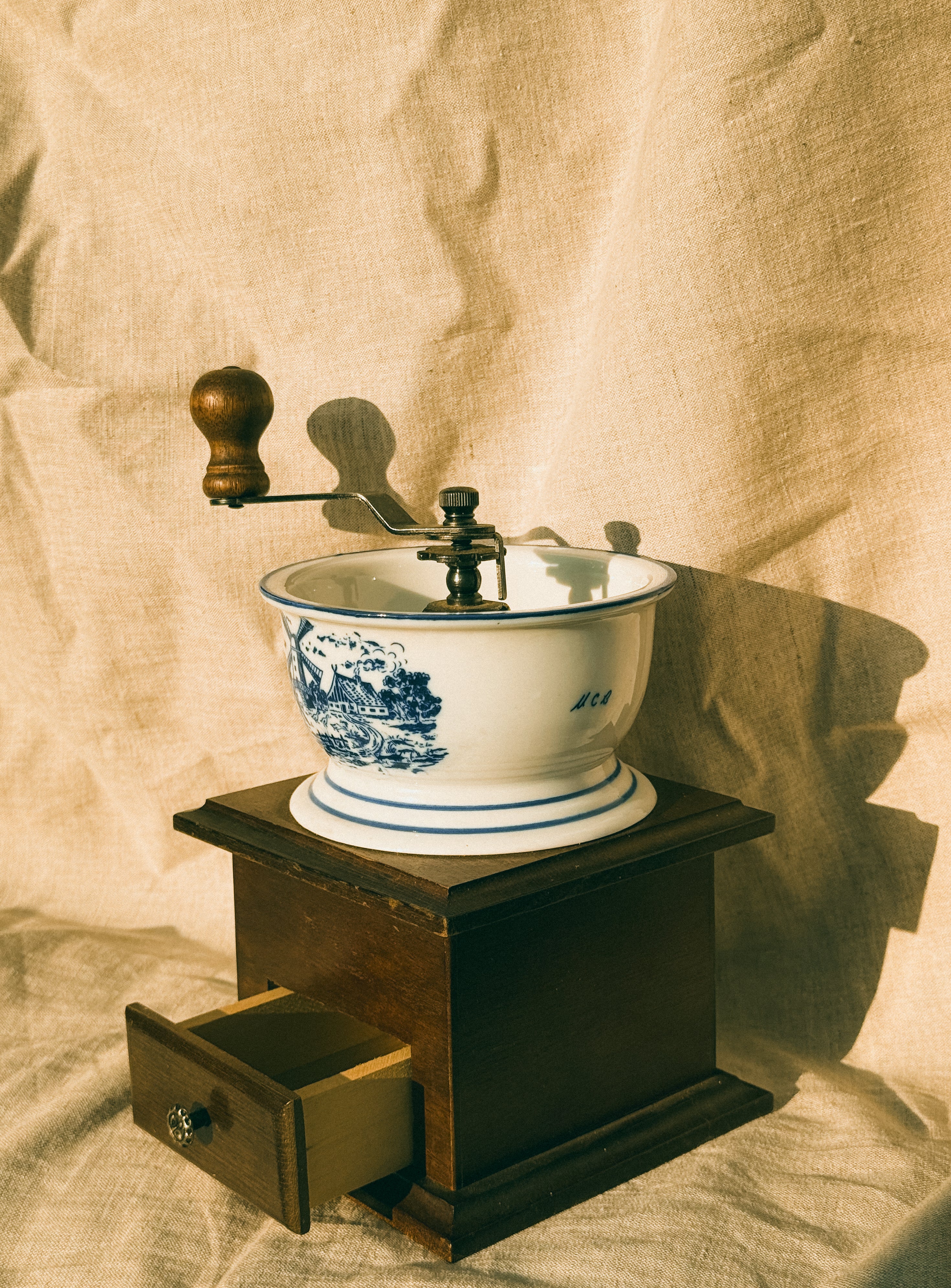 HN020 | Vintage coffee grinder, Delft style (Netherlands)