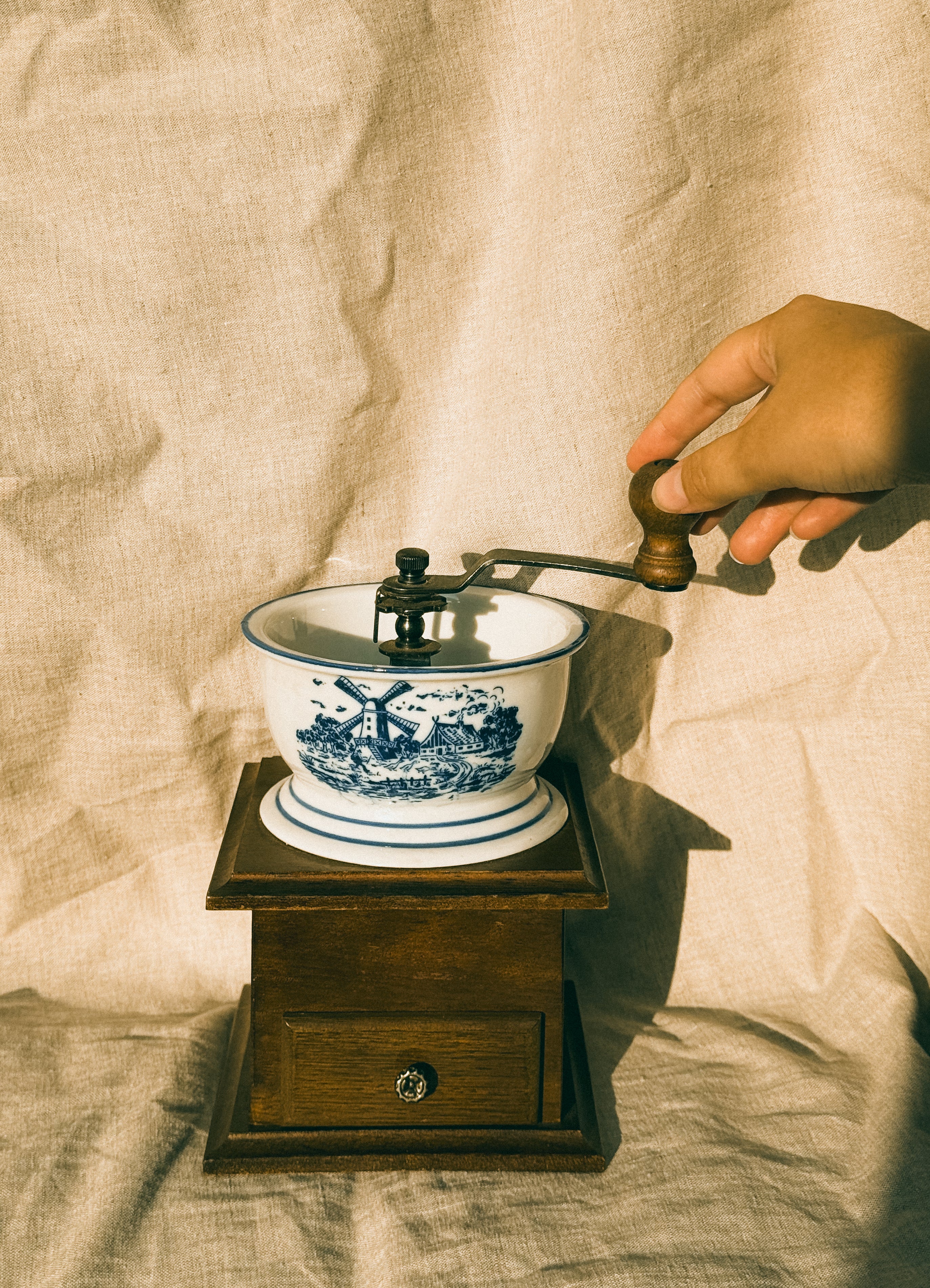 HN020 | Vintage coffee grinder, Delft style (Netherlands)