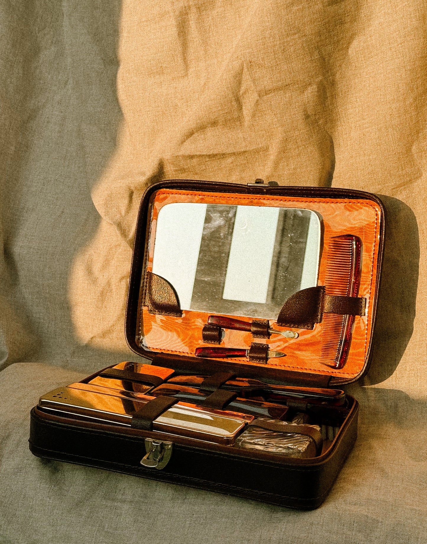 HN015 | Estojo de toilette em metal cromado, 1940