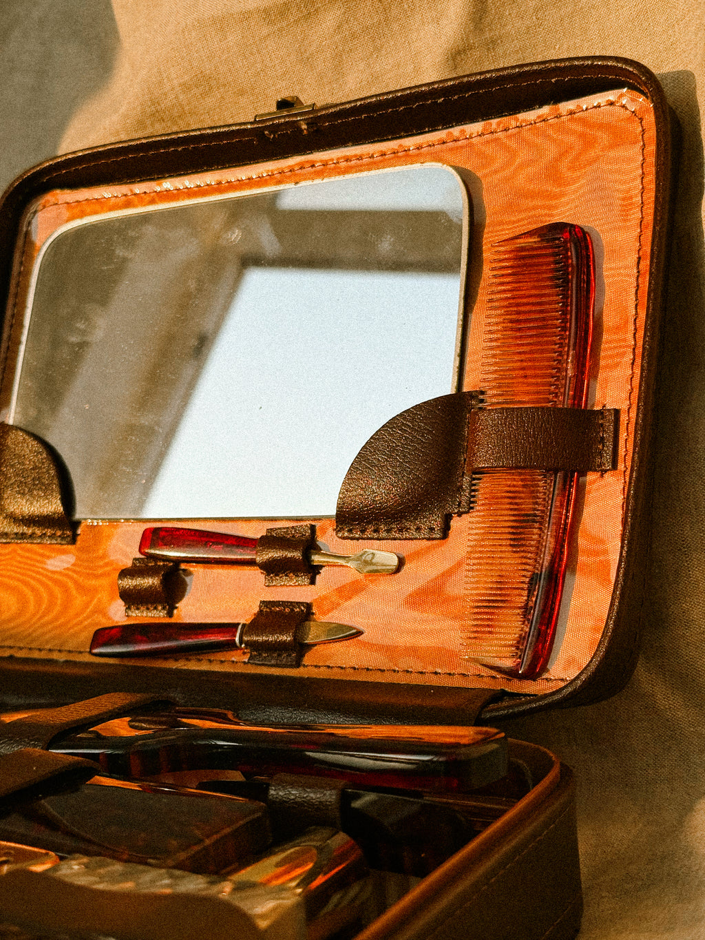 HN015 | Chrome metal toiletry case, 1940