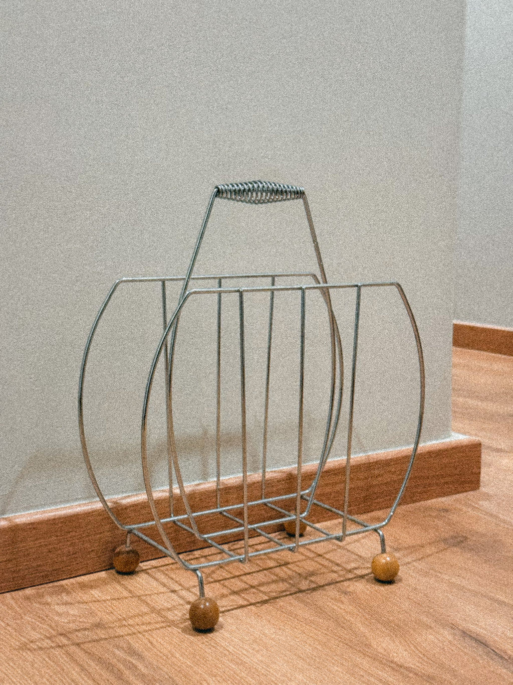 Porta-revistas “Sputnik” cromado (anos 70)