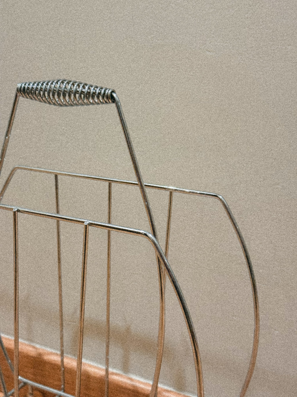 Porta-revistas “Sputnik” cromado (anos 70)