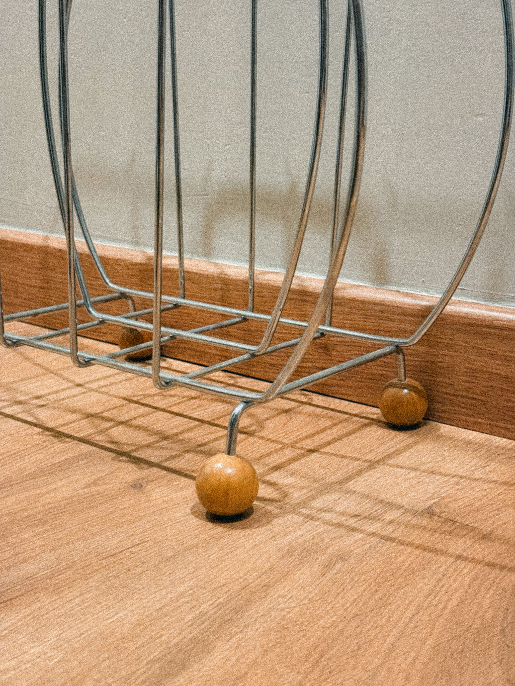 Porta-revistas “Sputnik” cromado (anos 70)