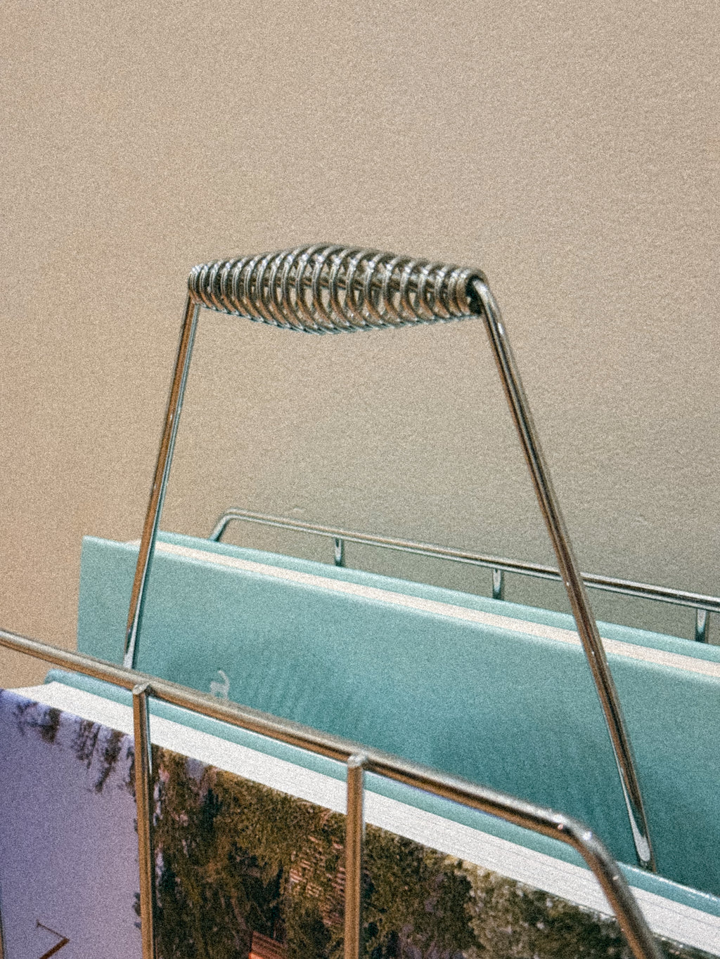 Porta-revistas “Sputnik” cromado (anos 70)