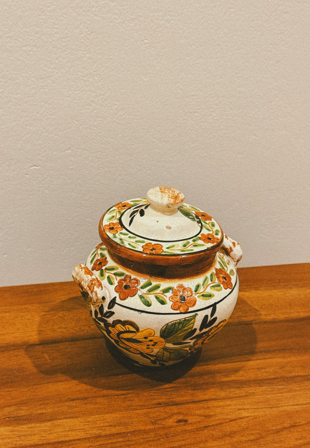 Pote com tampa em cerâmica vidrada com motivos florais, séc. XX