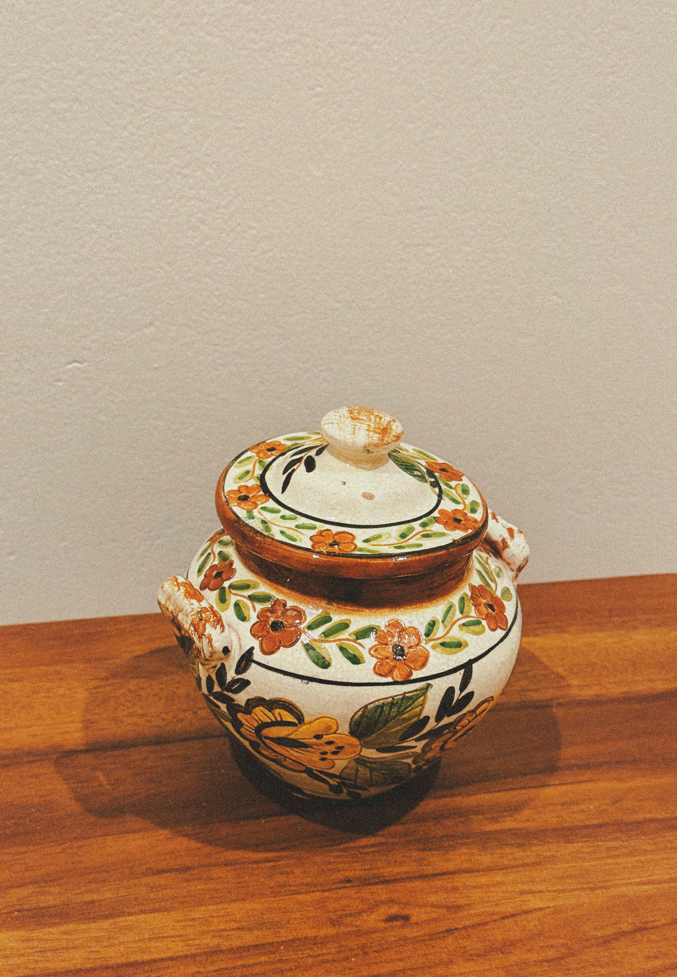 Pote com tampa em cerâmica vidrada com motivos florais, séc. XX
