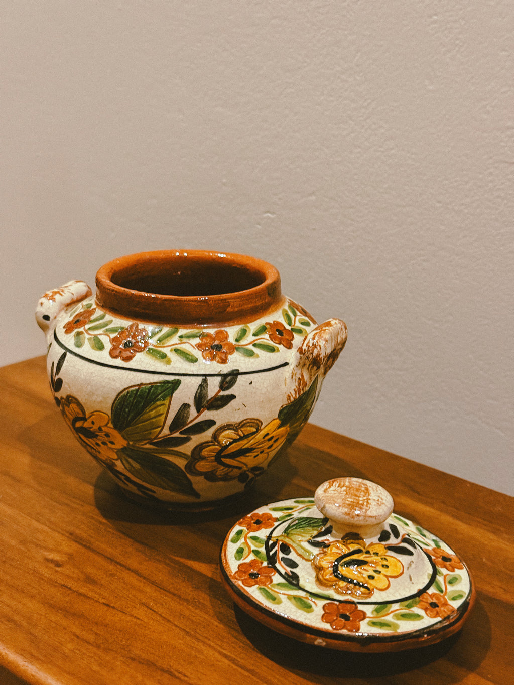 Pote com tampa em cerâmica vidrada com motivos florais, séc. XX