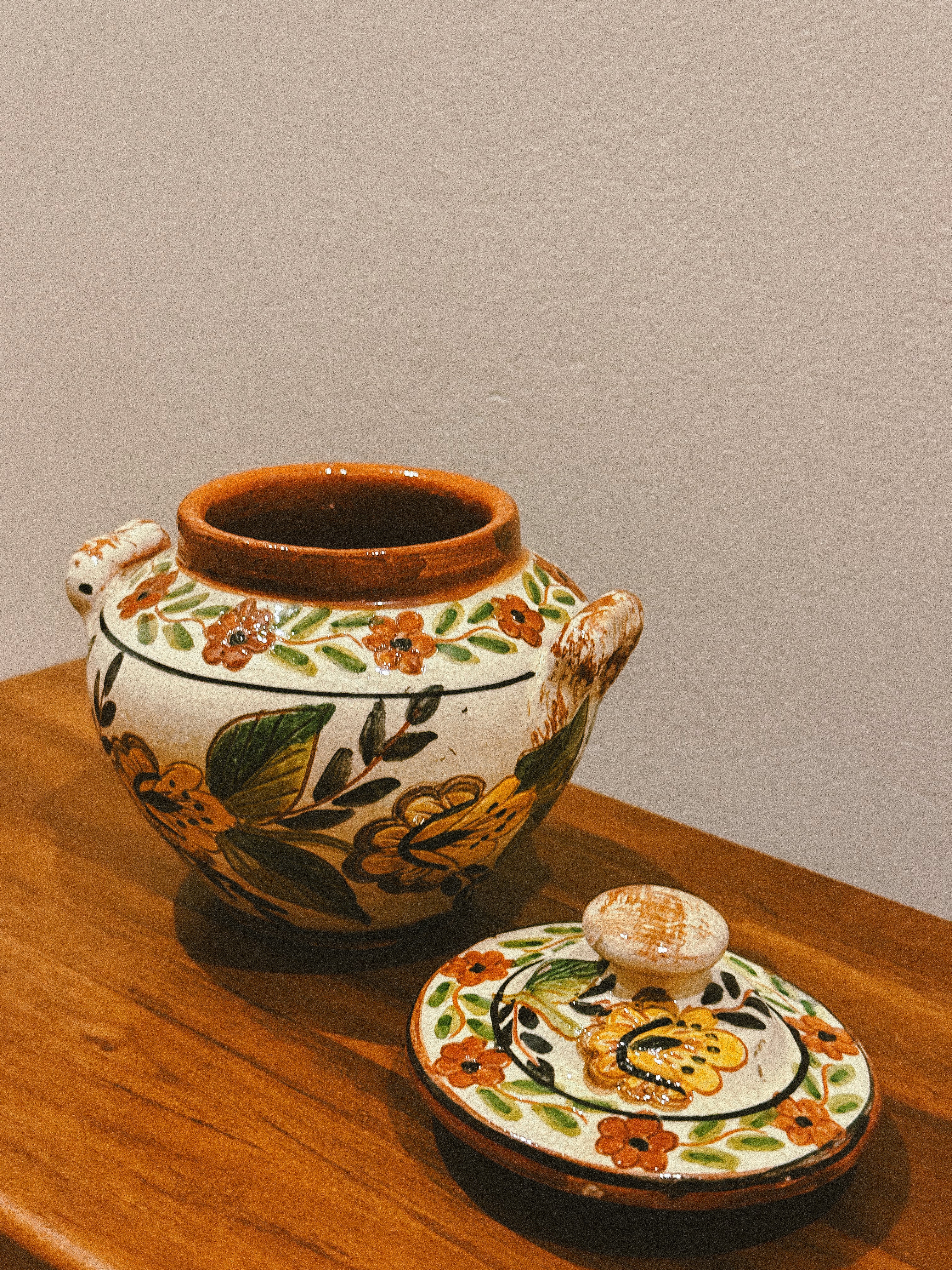 Pote com tampa em cerâmica vidrada com motivos florais, séc. XX