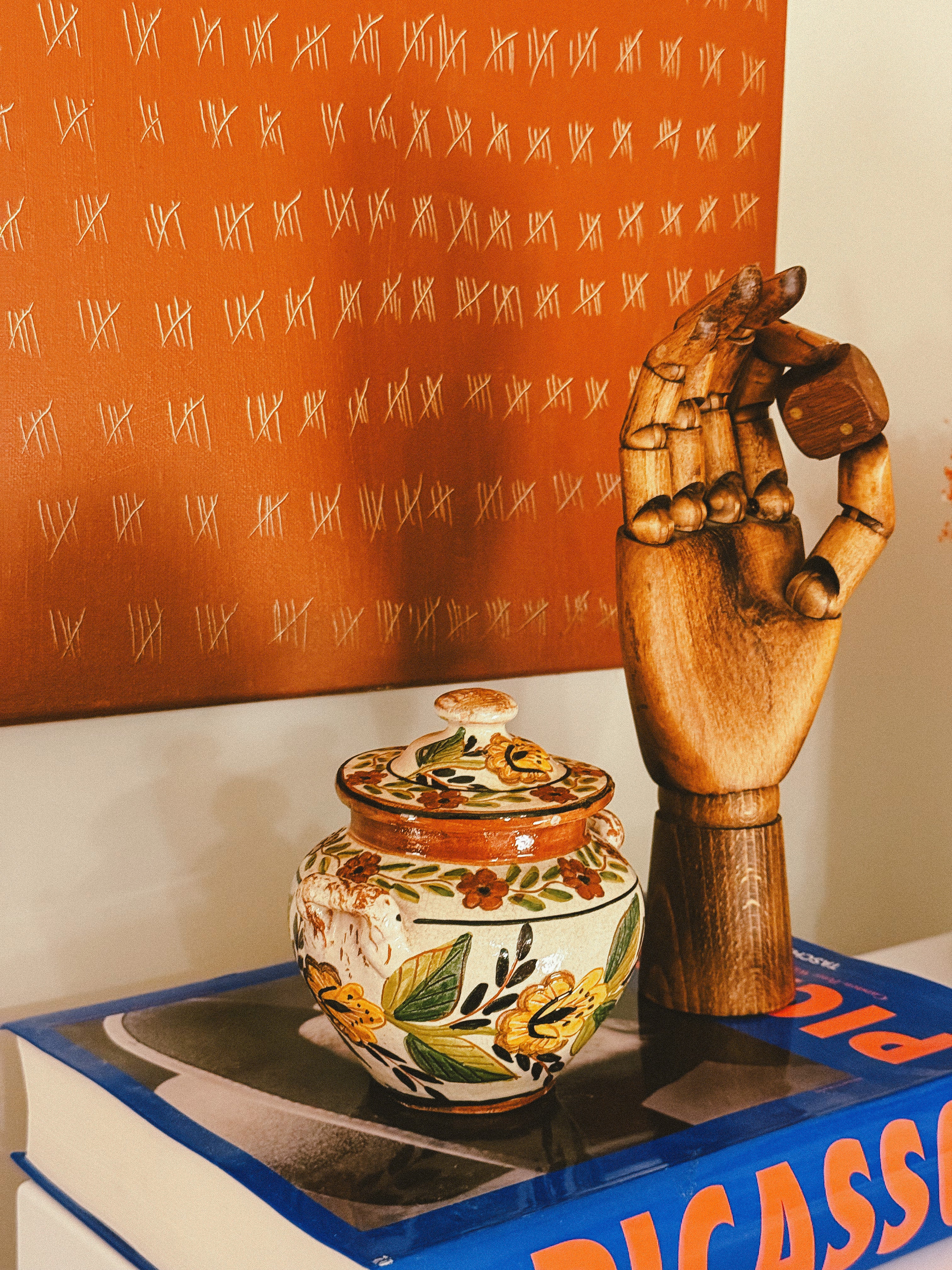 Pote com tampa em cerâmica vidrada com motivos florais, séc. XX