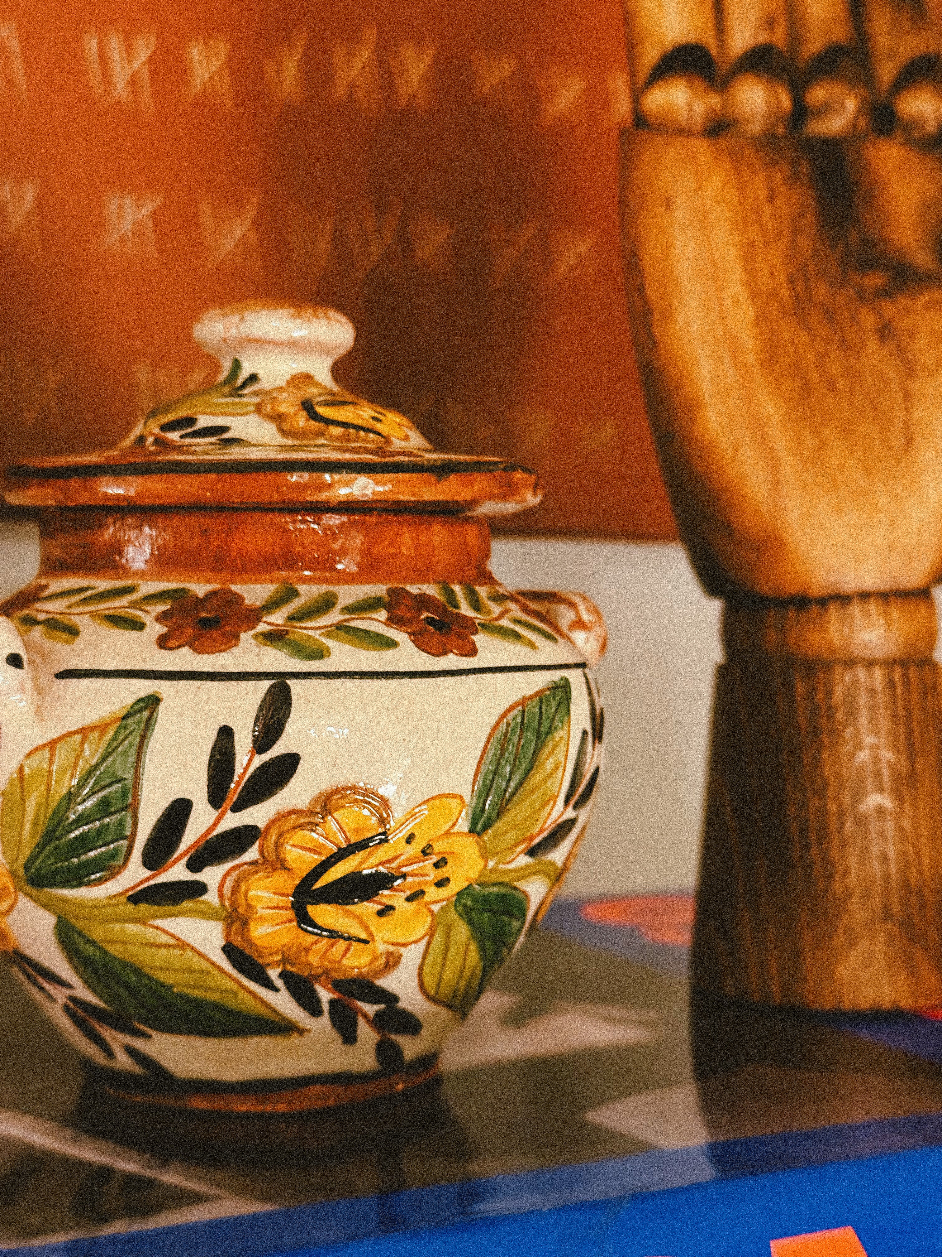 Pote com tampa em cerâmica vidrada com motivos florais, séc. XX