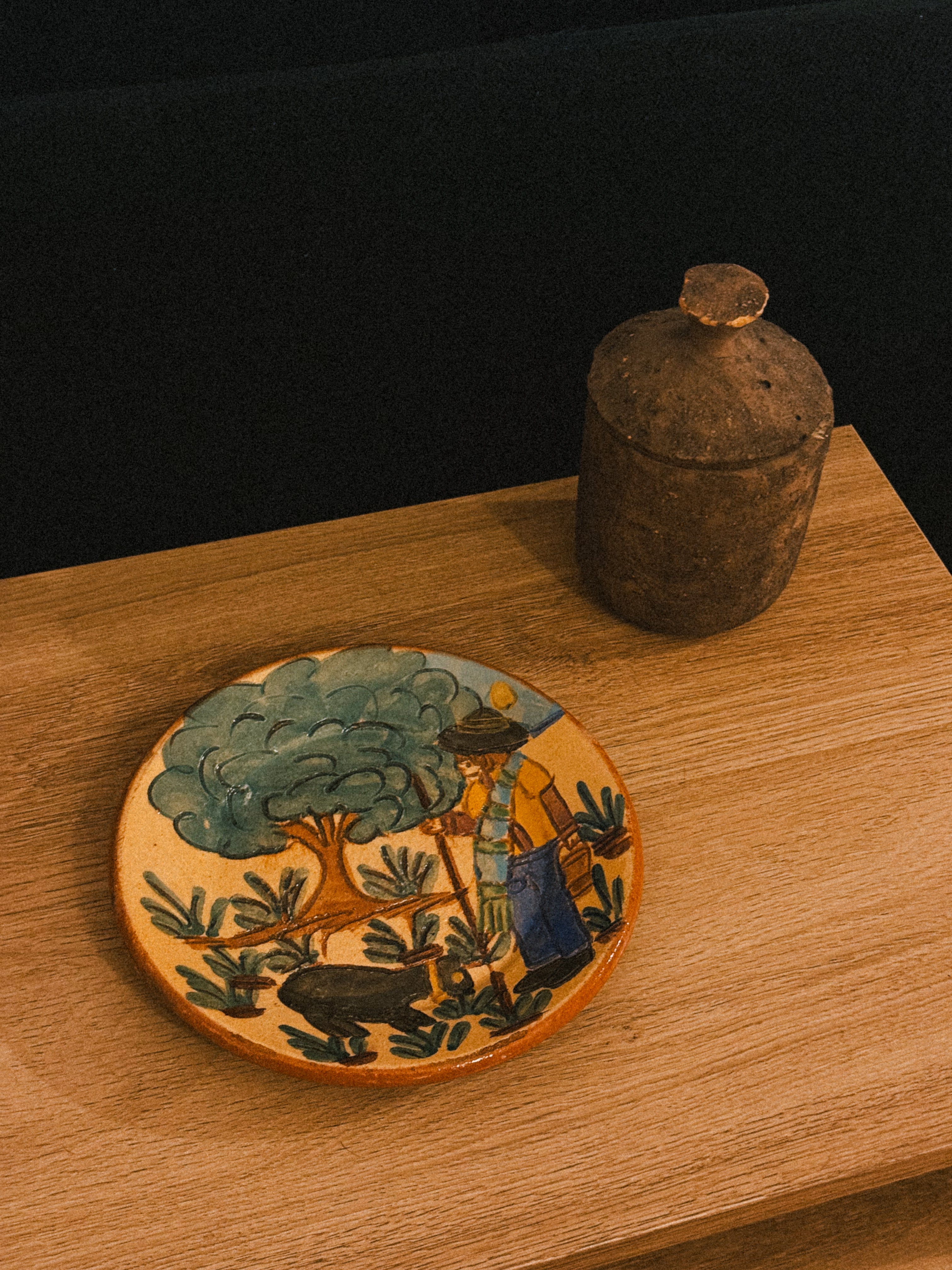 Prato decorativo em cerâmica figurativa, Redondo, séc. XX