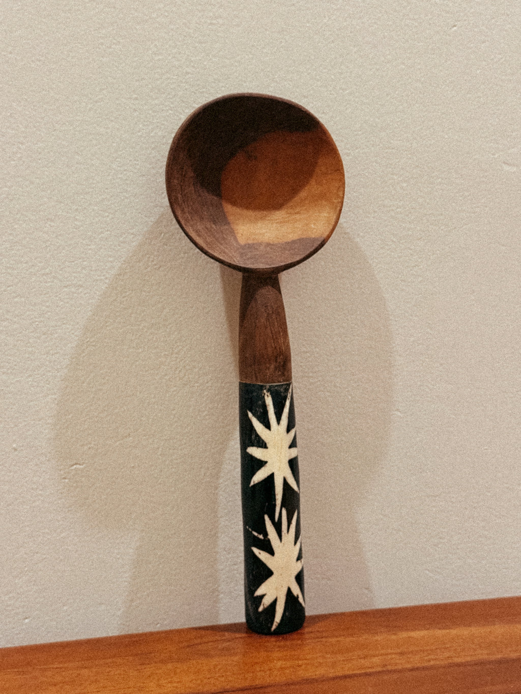 Colher decorativa em madeira com incrustações, África Ocidental, séc. XX