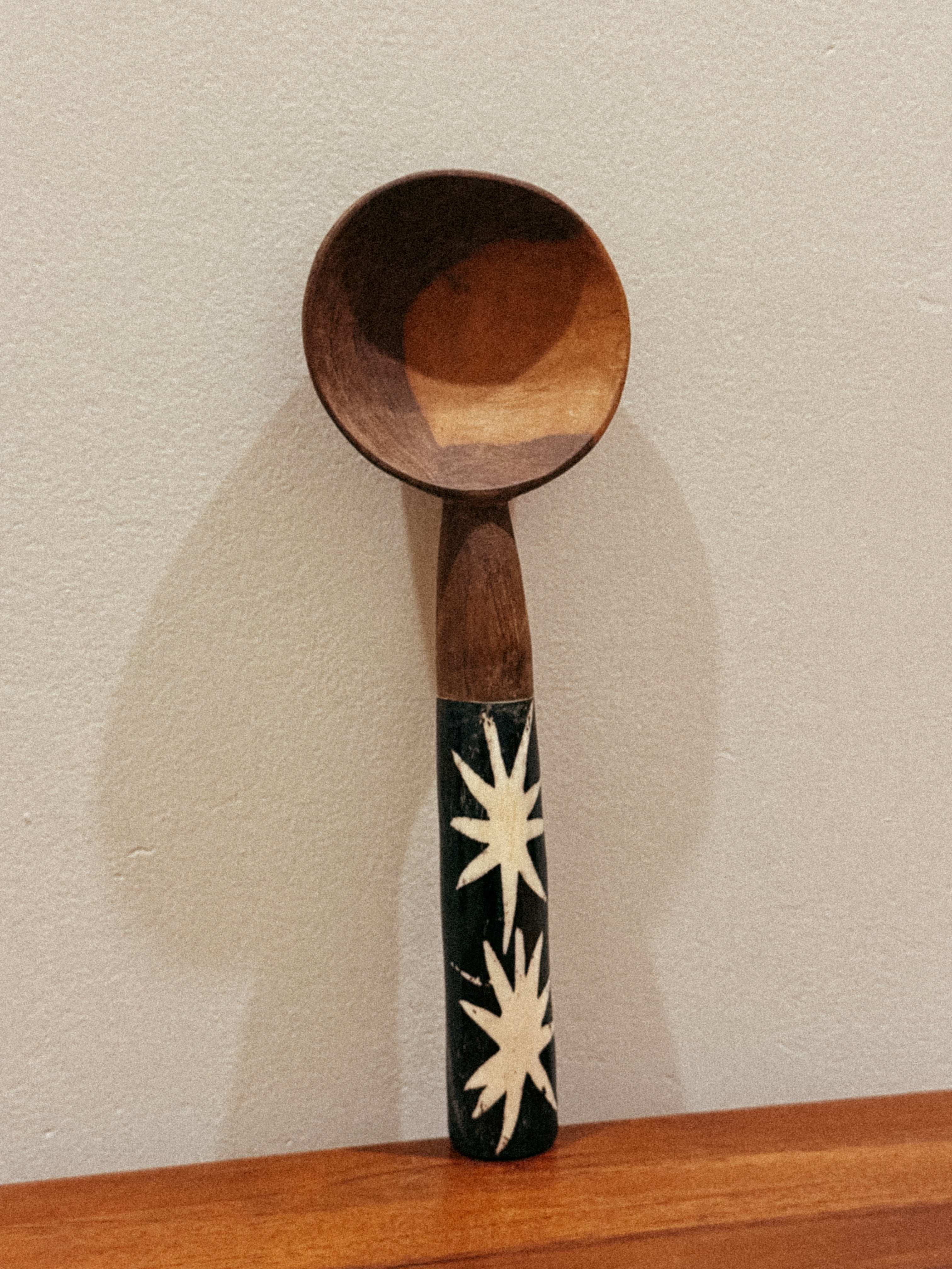 Colher decorativa em madeira com incrustações, África Ocidental, séc. XX