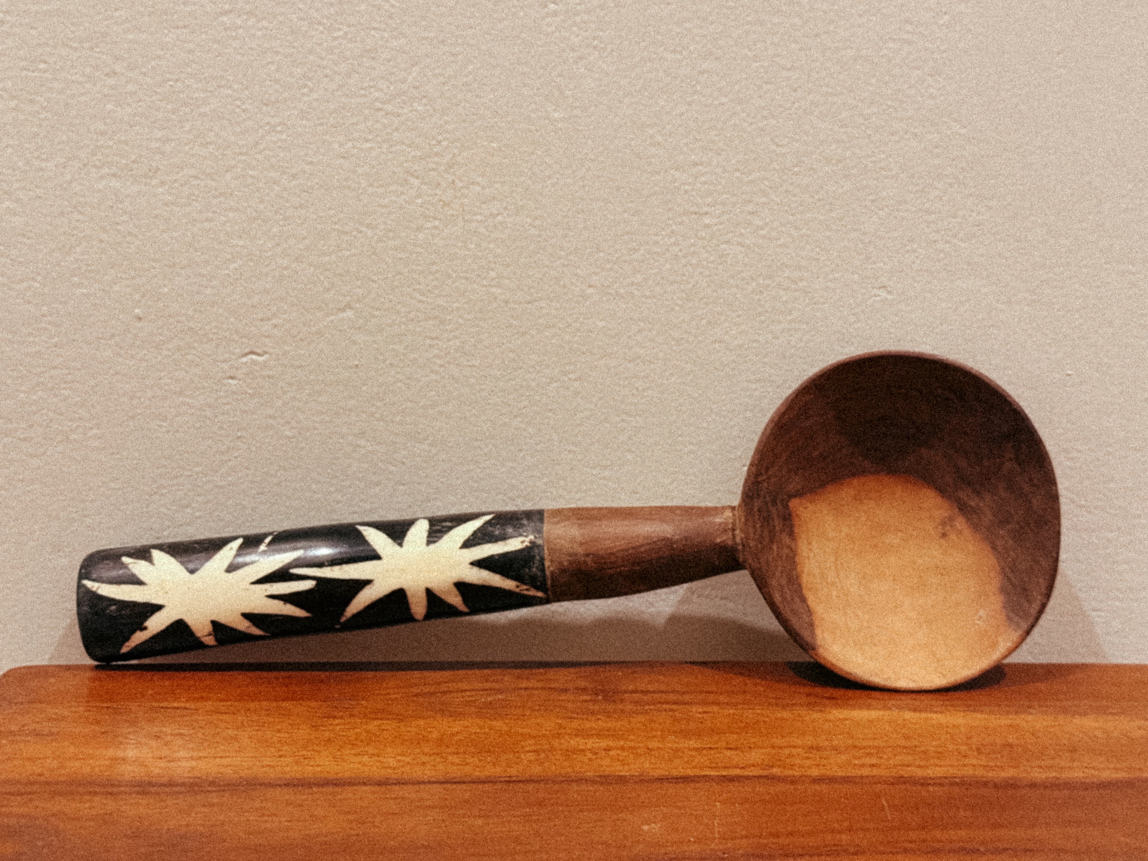 Colher decorativa em madeira com incrustações, África Ocidental, séc. XX