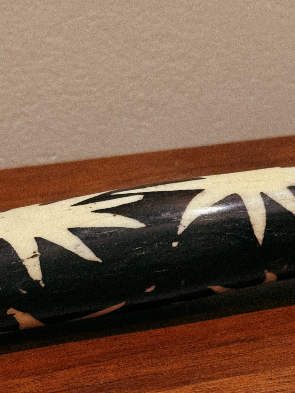 Colher decorativa em madeira com incrustações, África Ocidental, séc. XX