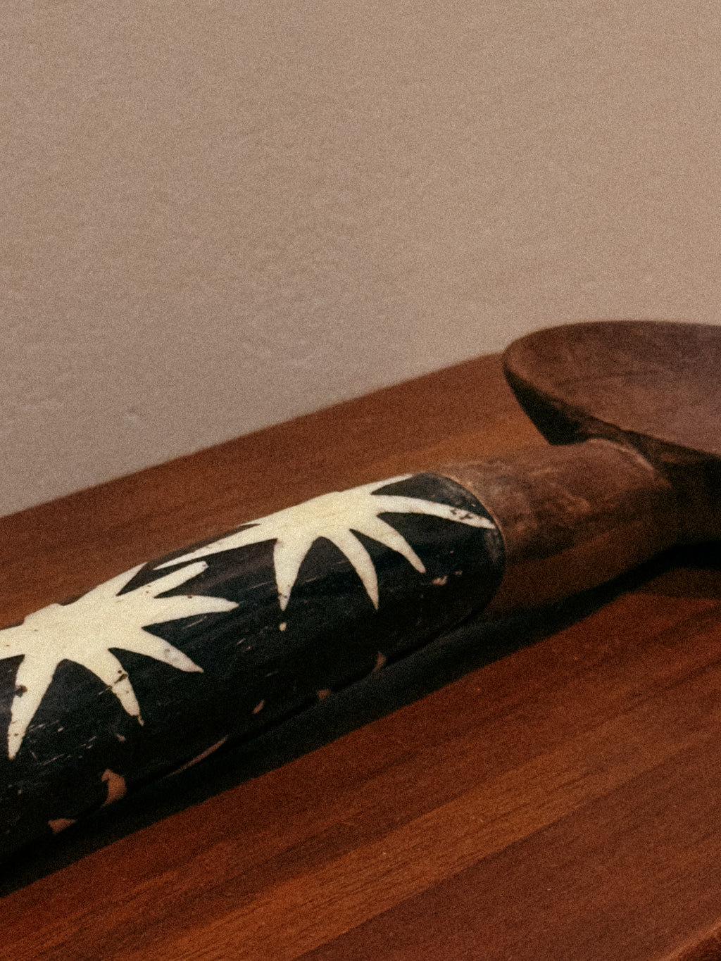 Colher decorativa em madeira com incrustações, África Ocidental, séc. XX